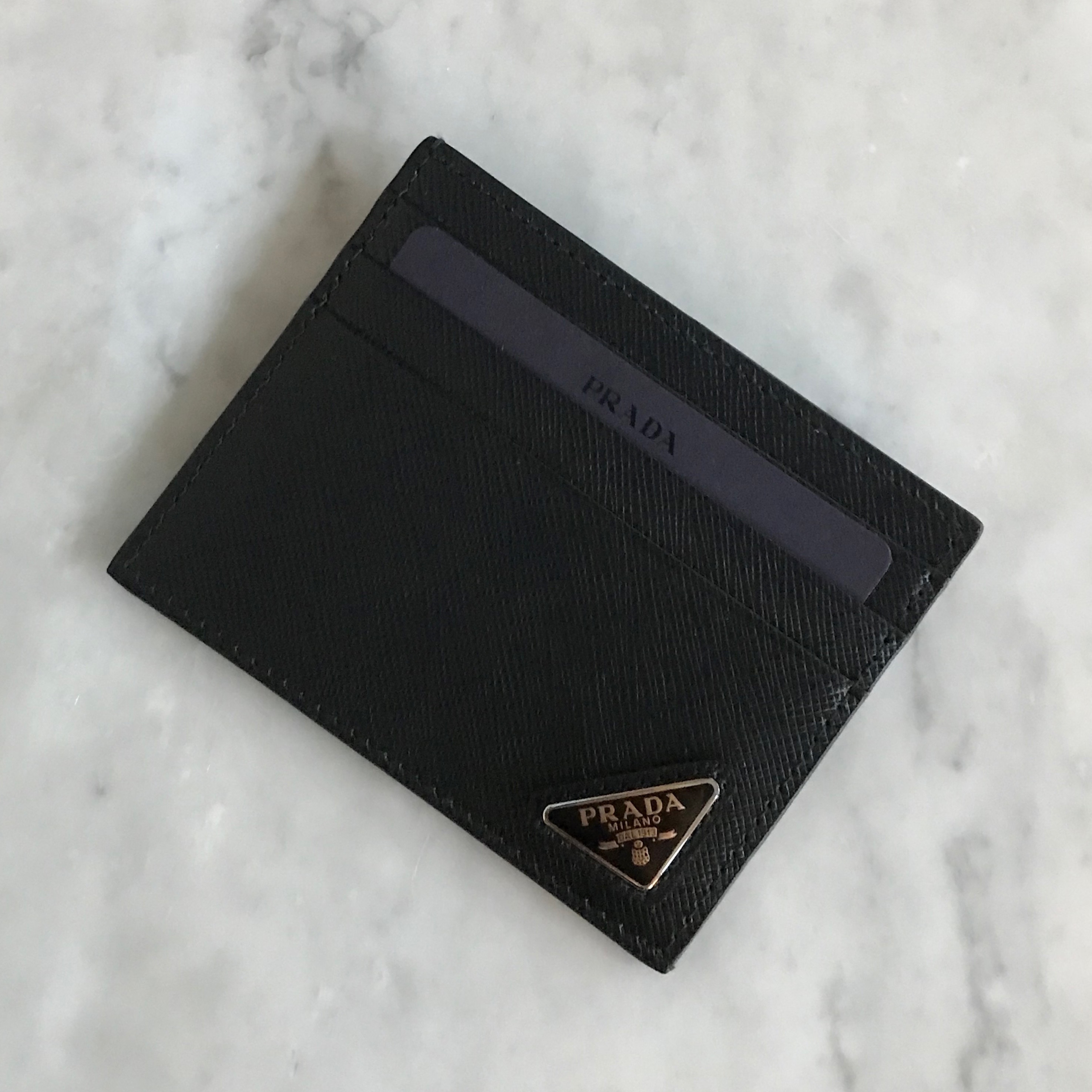 Prada Saffiano Leather Card Holder Black 착용 스타일 - 1