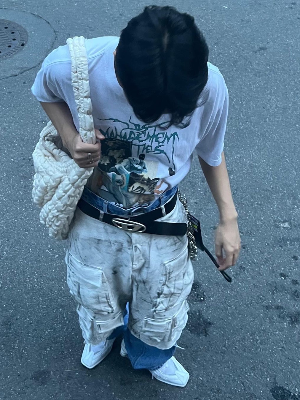 Nos Couleurs Distressed Cargo Shorts White 착용 스타일