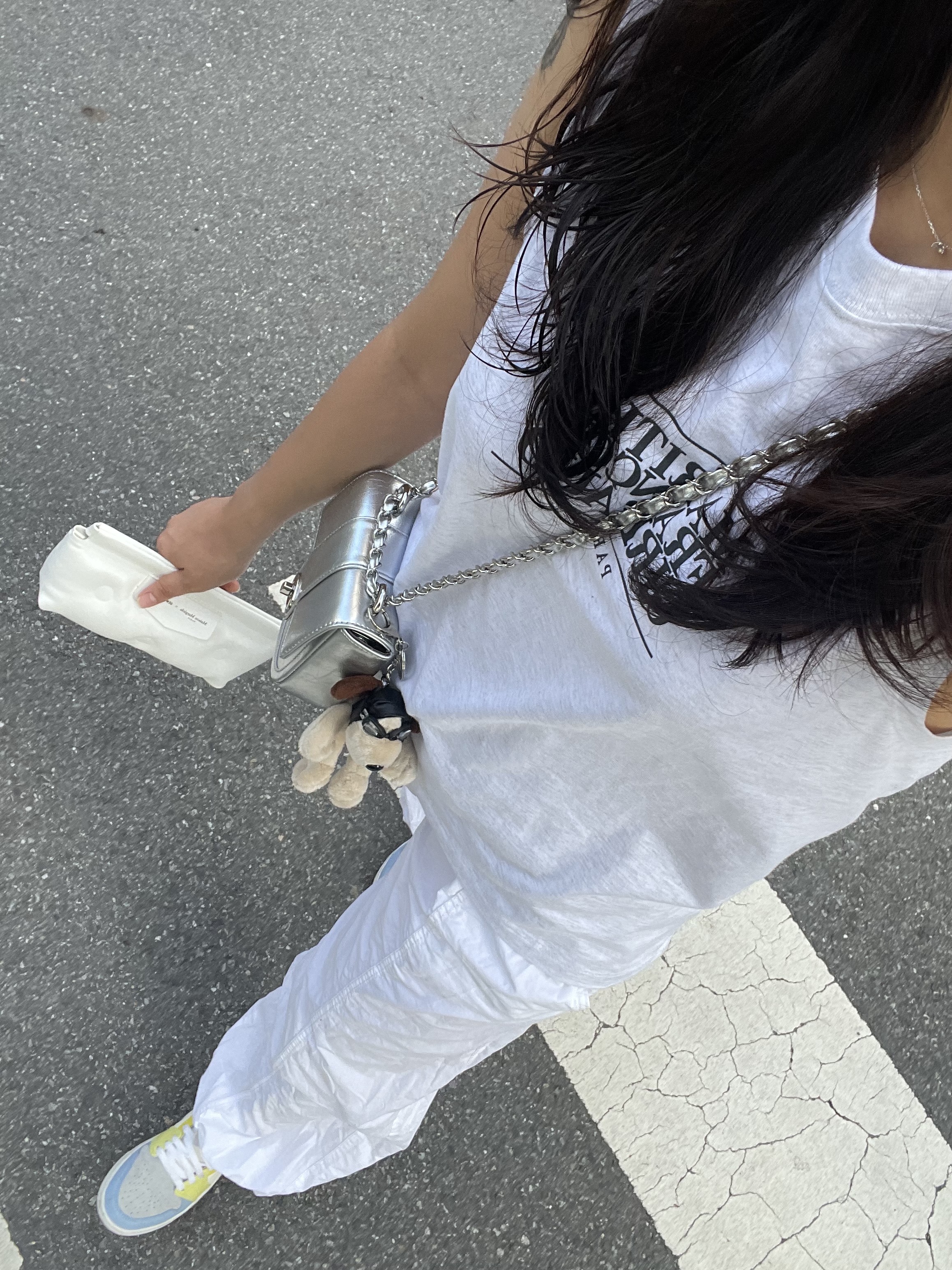 (W) Jordan 1 Mid To My First Coach, Cardinal Red Munk Bag Silver 착용 스타일