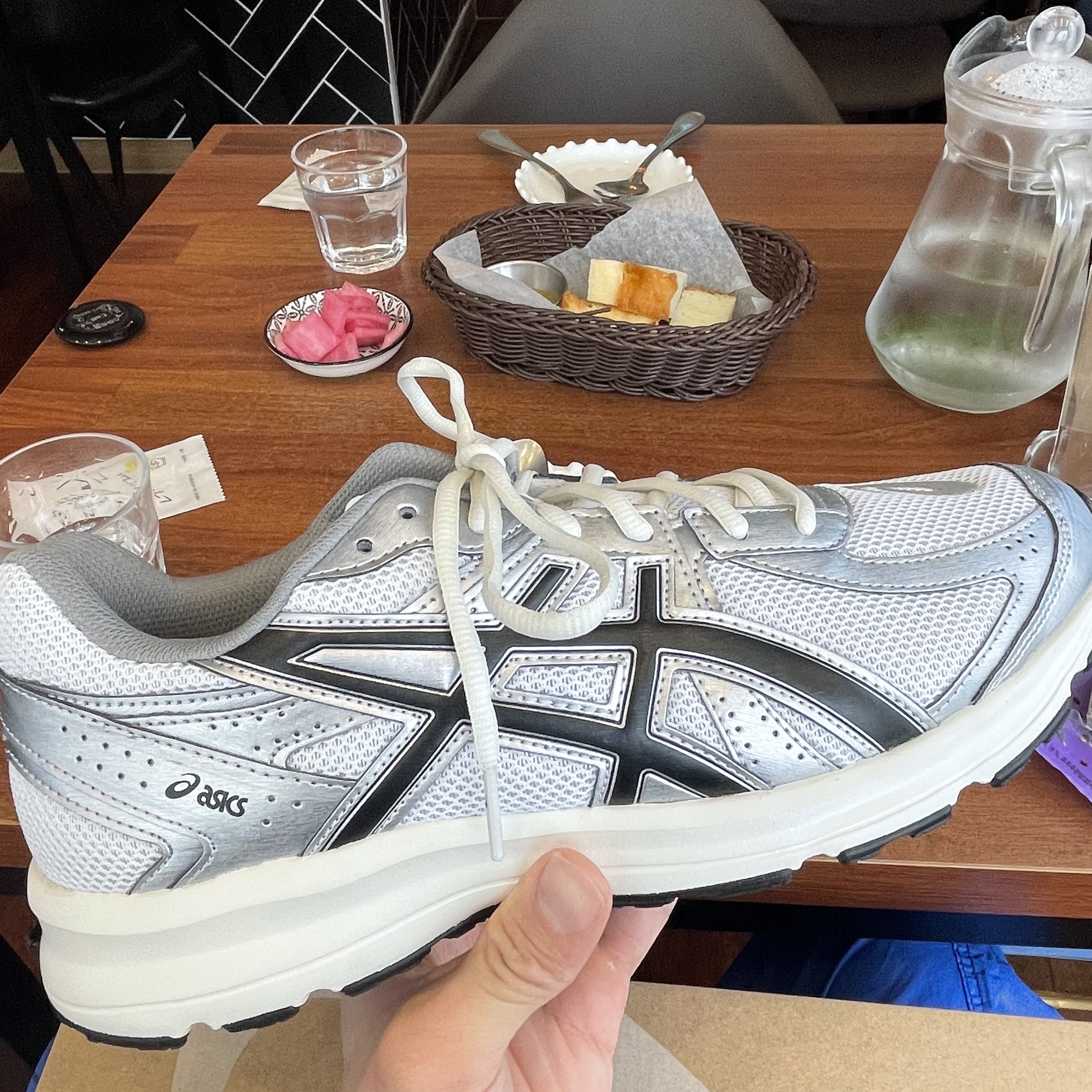 Asics Jog 100 S White Black - 2E Wide 착용 스타일 - 1