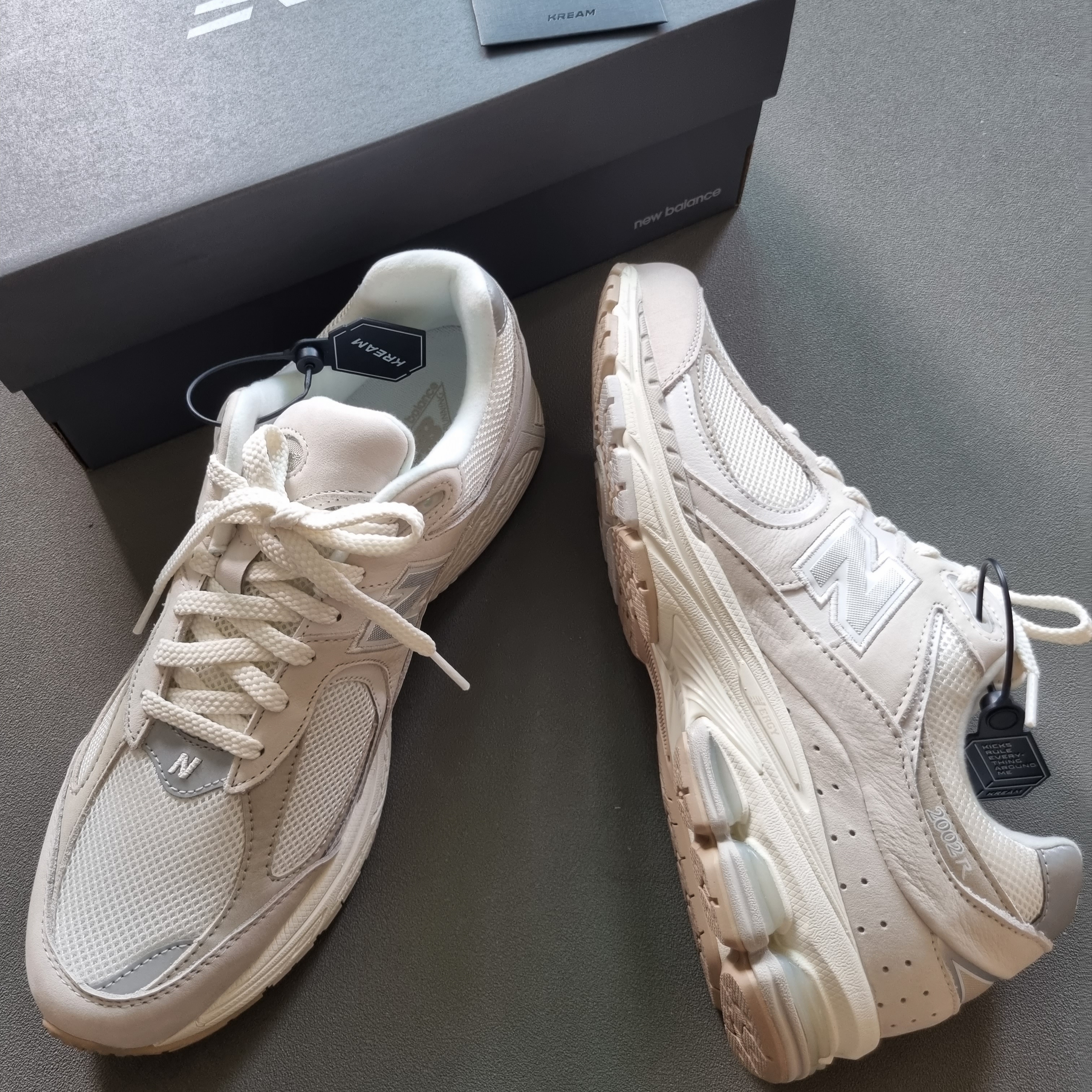 New Balance 2002R White Ivory 착용 스타일 - 2