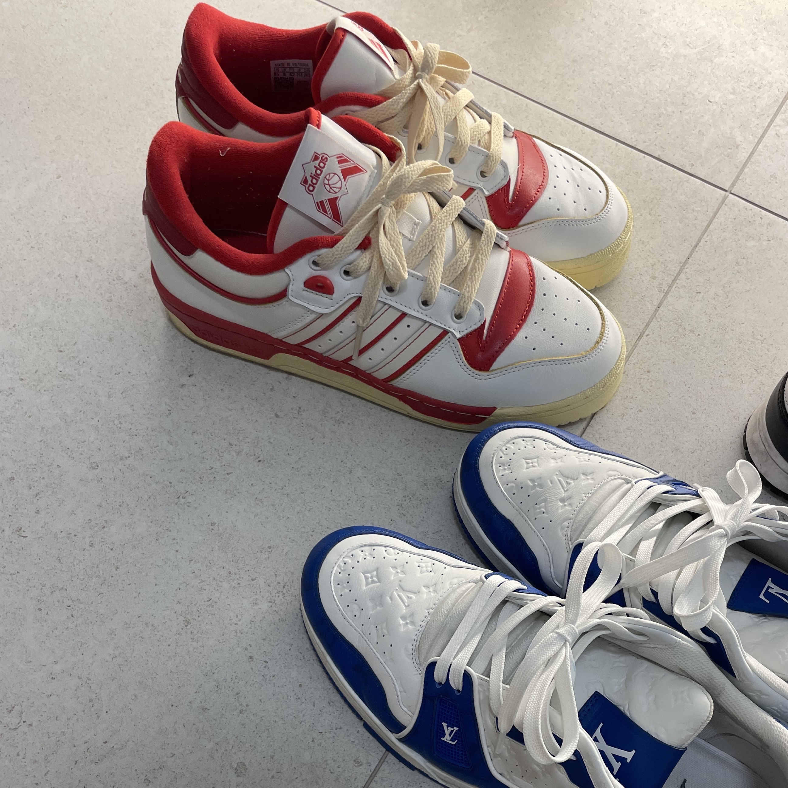 Adidas Rivalry Low 86 Core White Team Power Red, Louis Vuitton LV Trainer Sneakers Blue 착용 스타일
