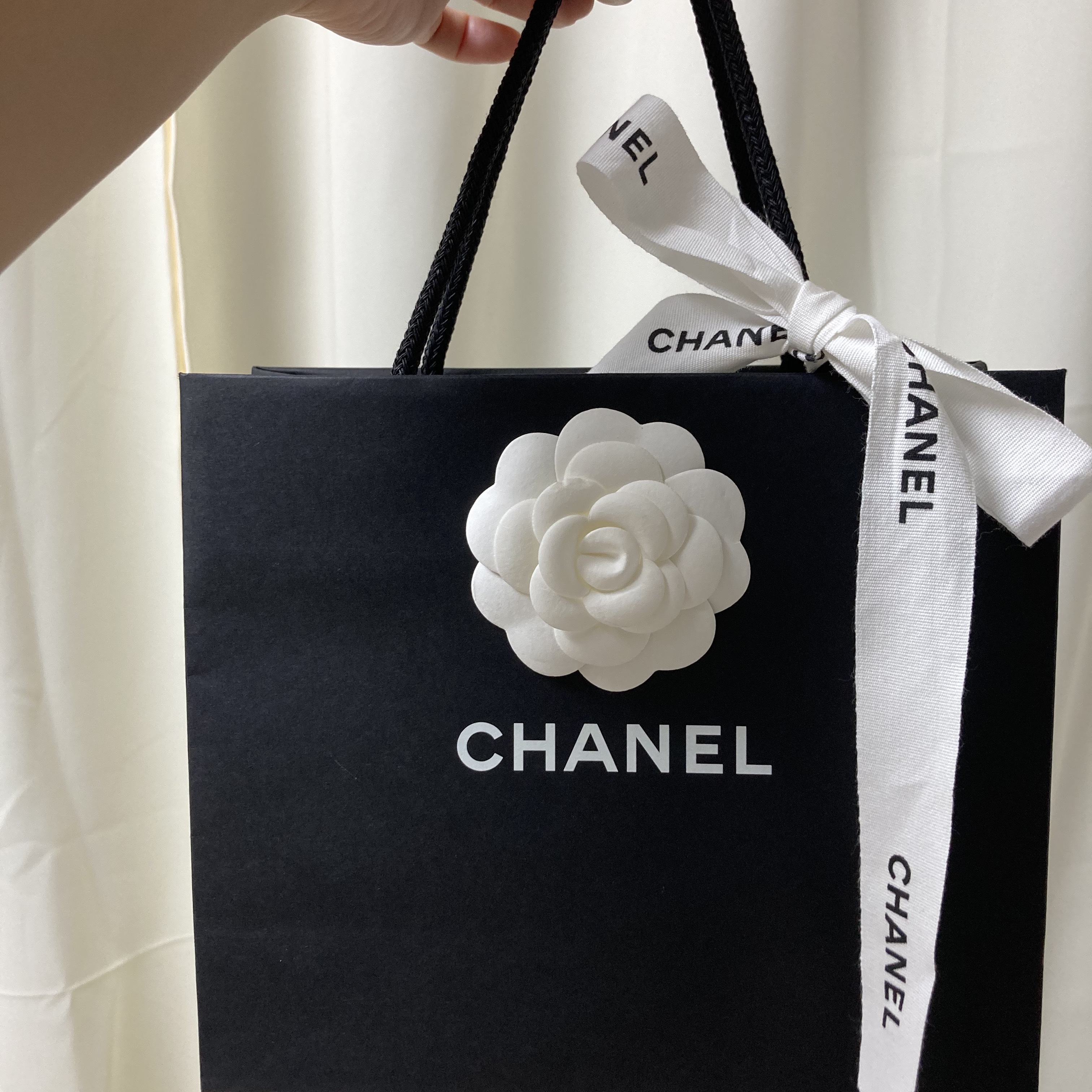 Chanel Classic Card Holder Grained Calfskin & Gold Black 착용 스타일 - 3