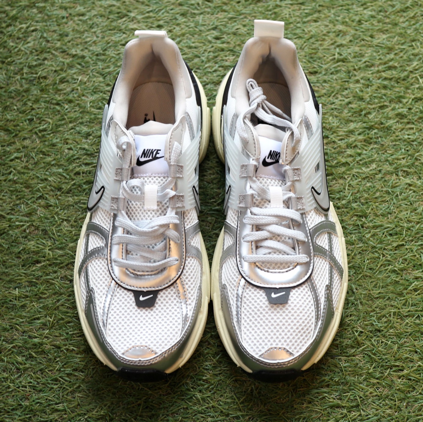 Nike V2K Run Summit White Metallic Silver 착용 스타일 - 1