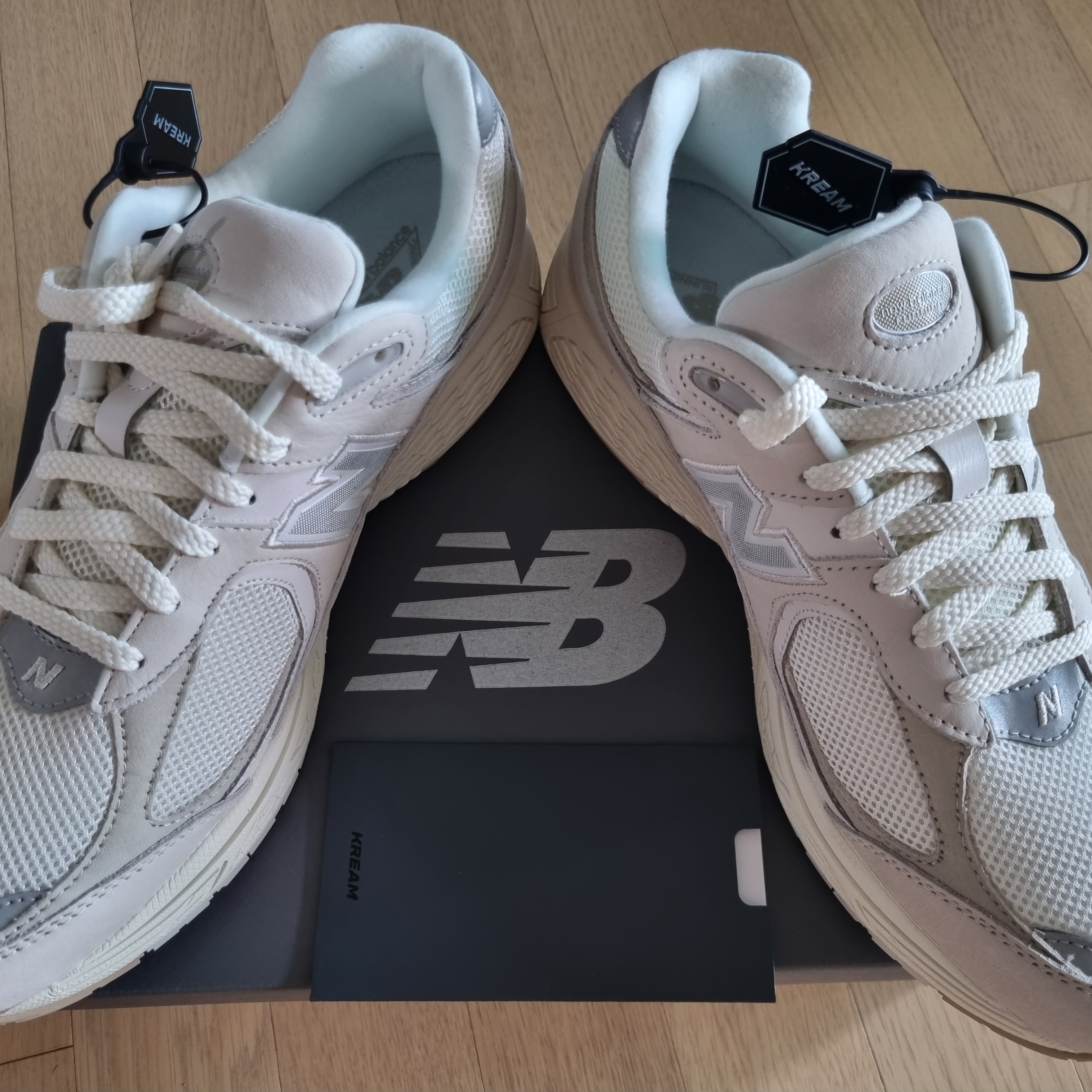 New Balance 2002R White Ivory 착용 스타일 - 1