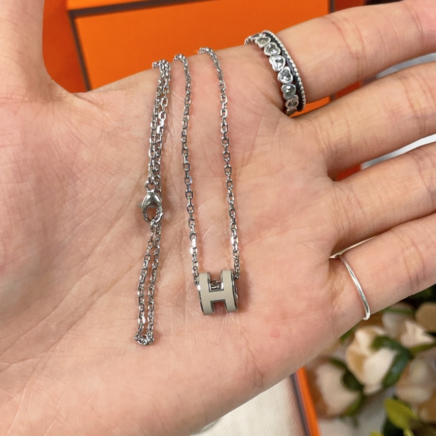 (W) Hermes Mini Pop H Pendant Palladium & Marron Glace 착용 스타일