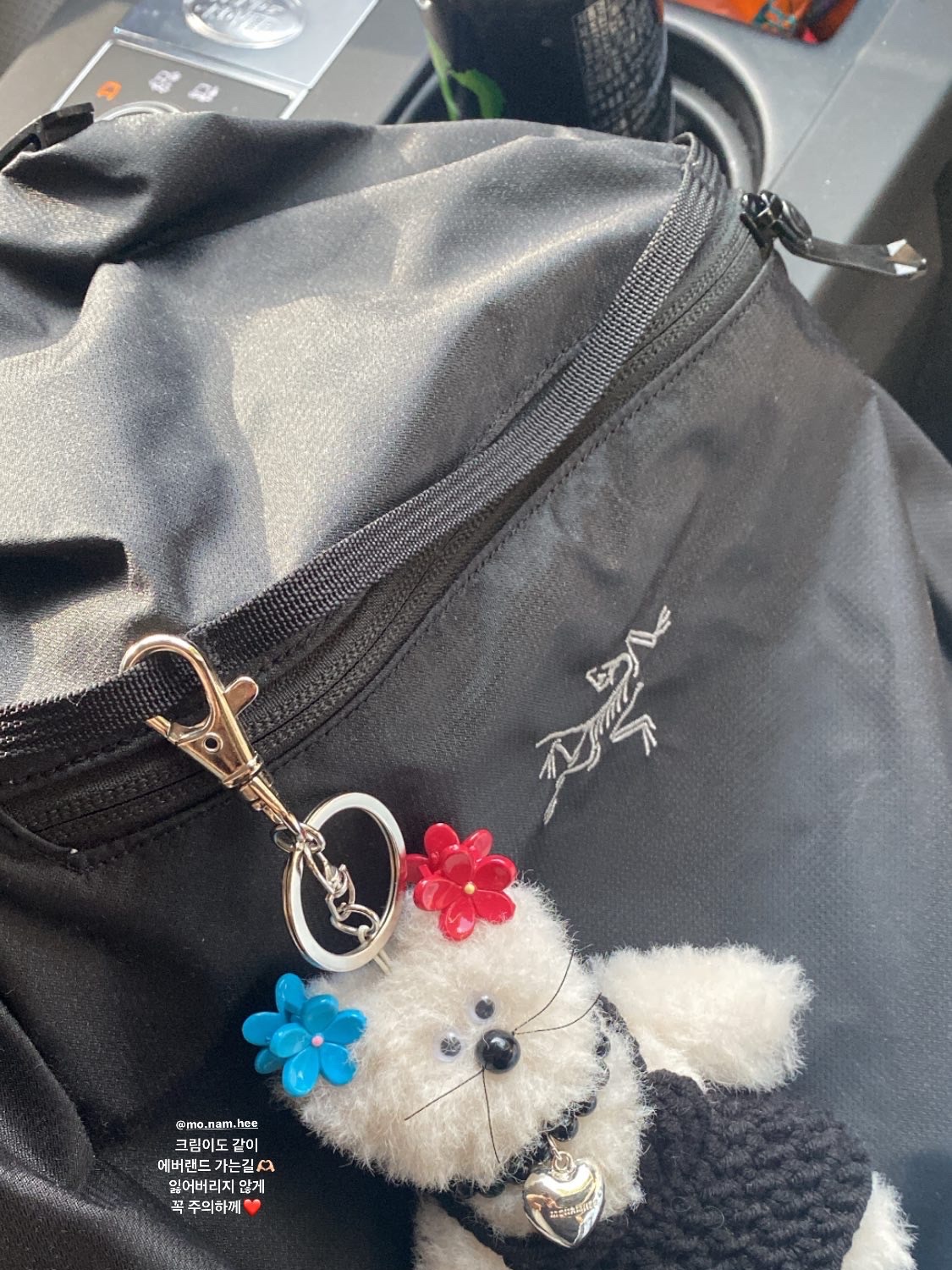 Arc'teryx Heliad 10 Backpack Black, Monamhee Creami Keyring Cream - KREAM Exclusive 착용 스타일 - 1