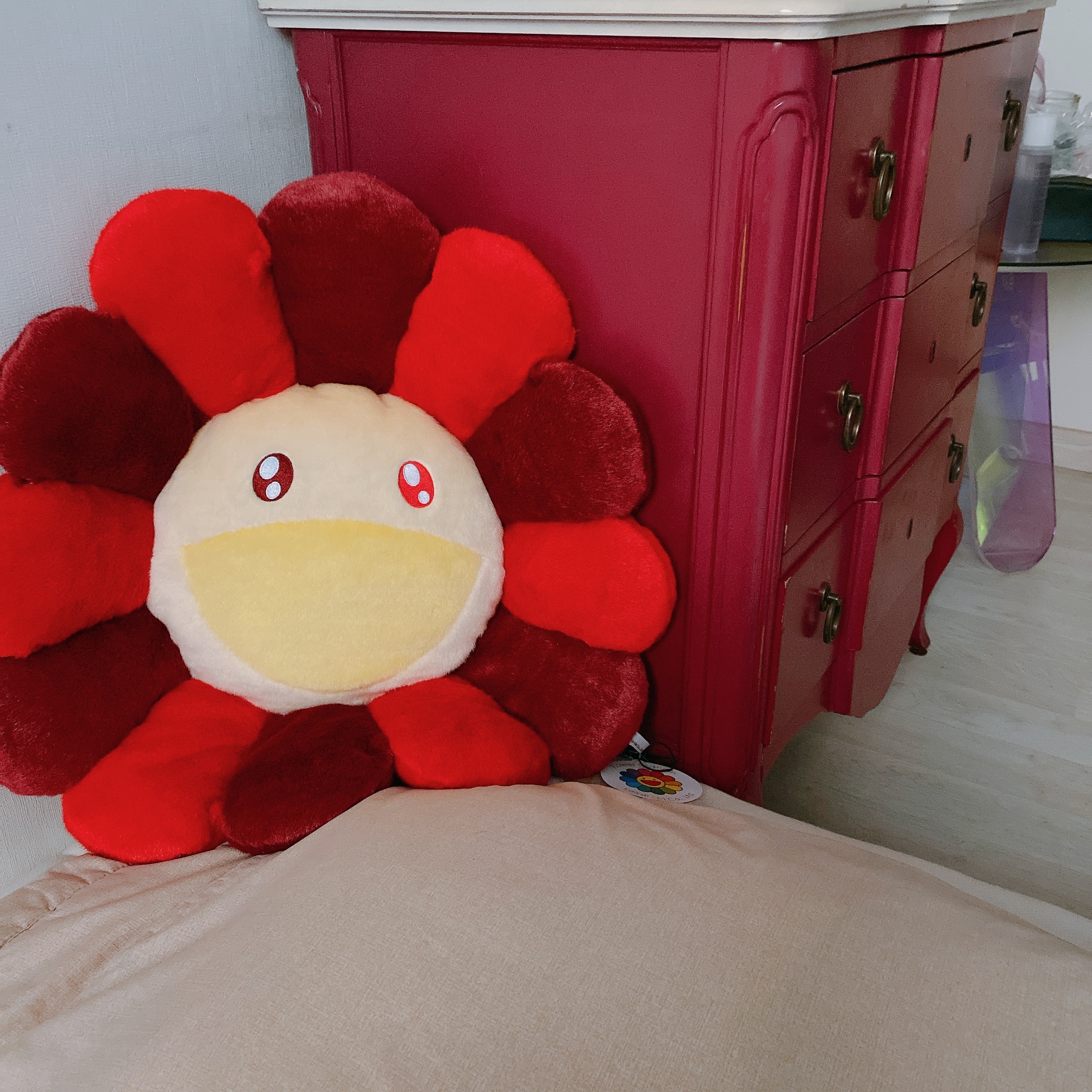 Kaikai Kiki Flower Cushion 60cm Rose Red 착용 스타일