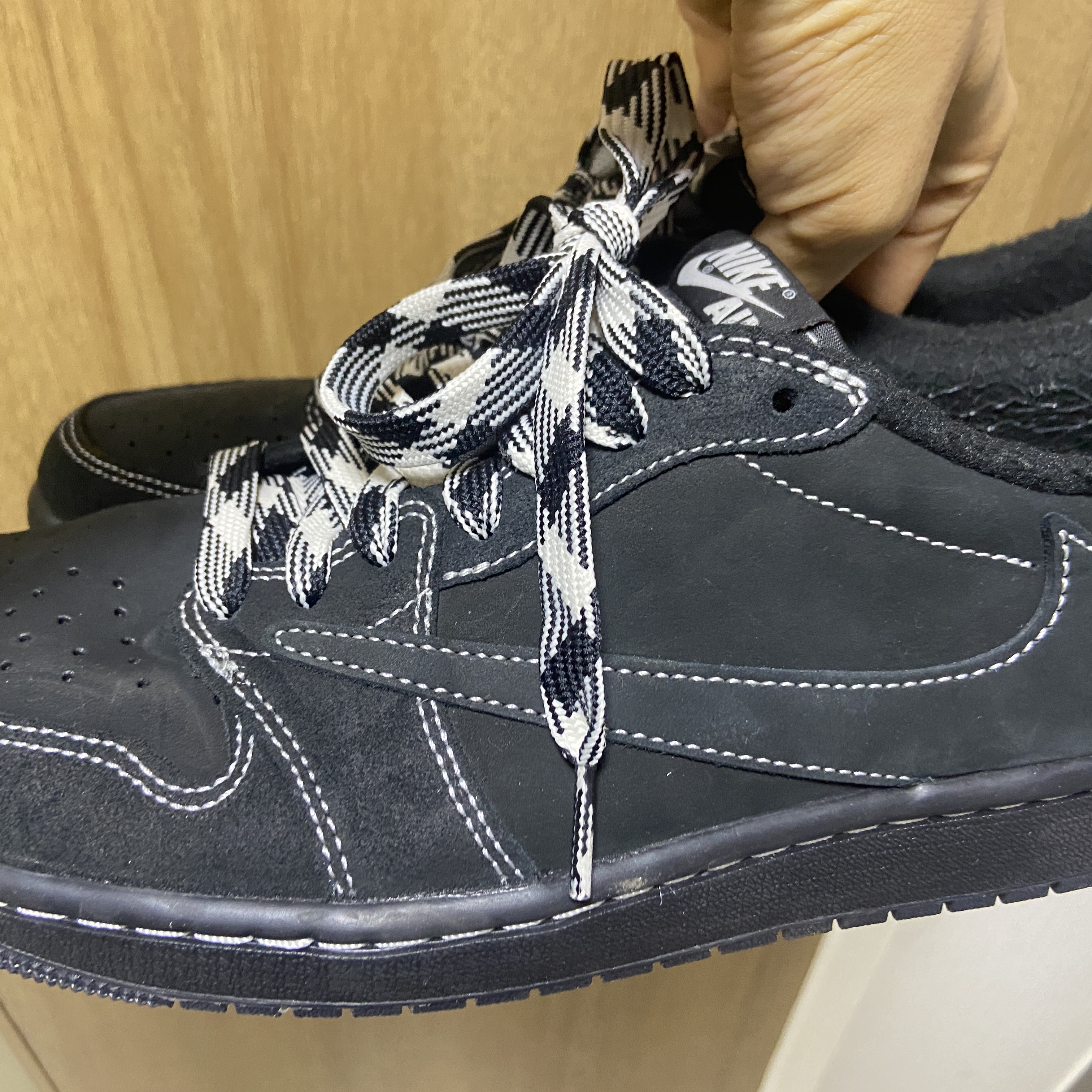 Jordan 1 x Travis Scott Retro Low OG SP Black Phantom 착용 스타일 - 3
