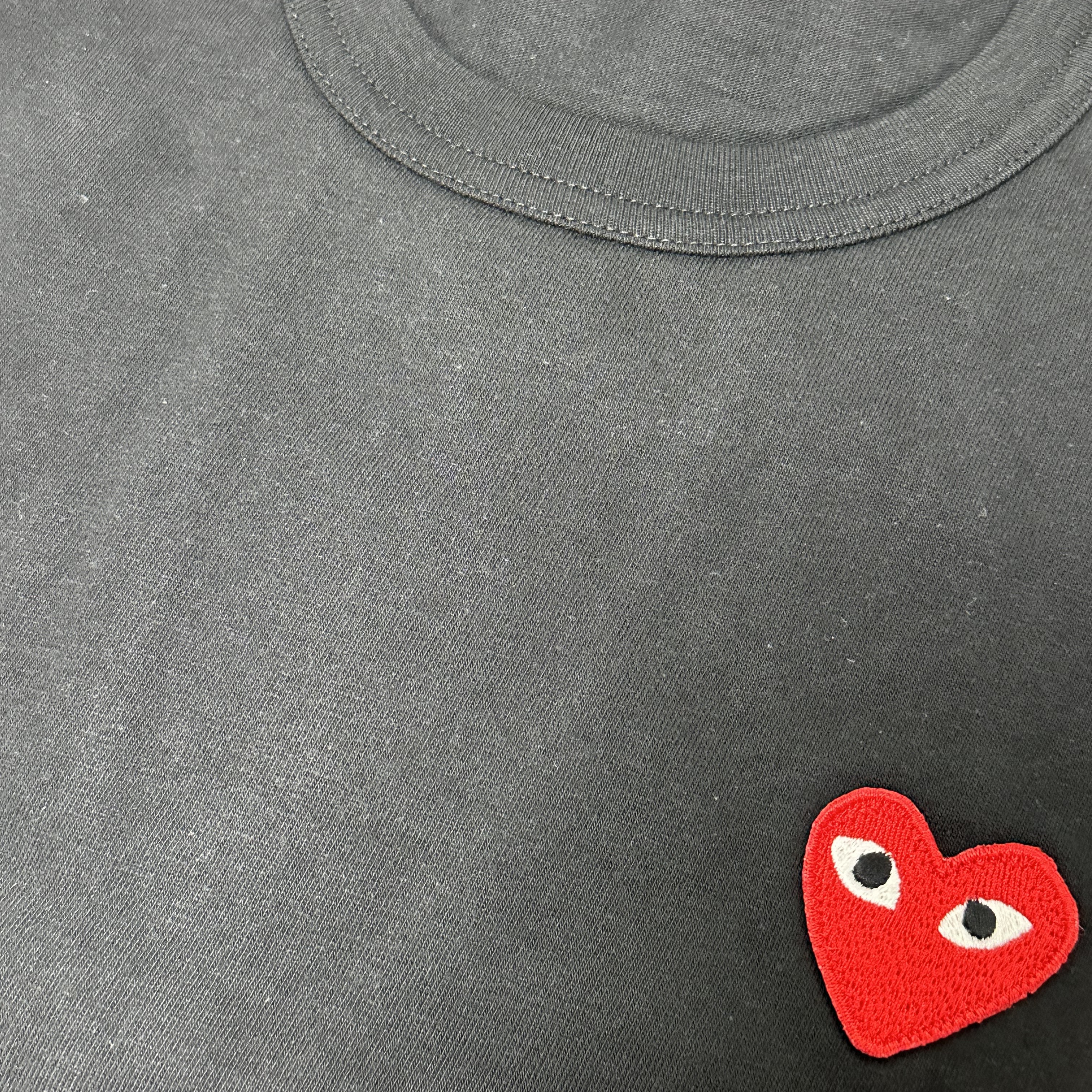 Play Comme des Garcons Red Heart T-Shirt Black 착용 스타일