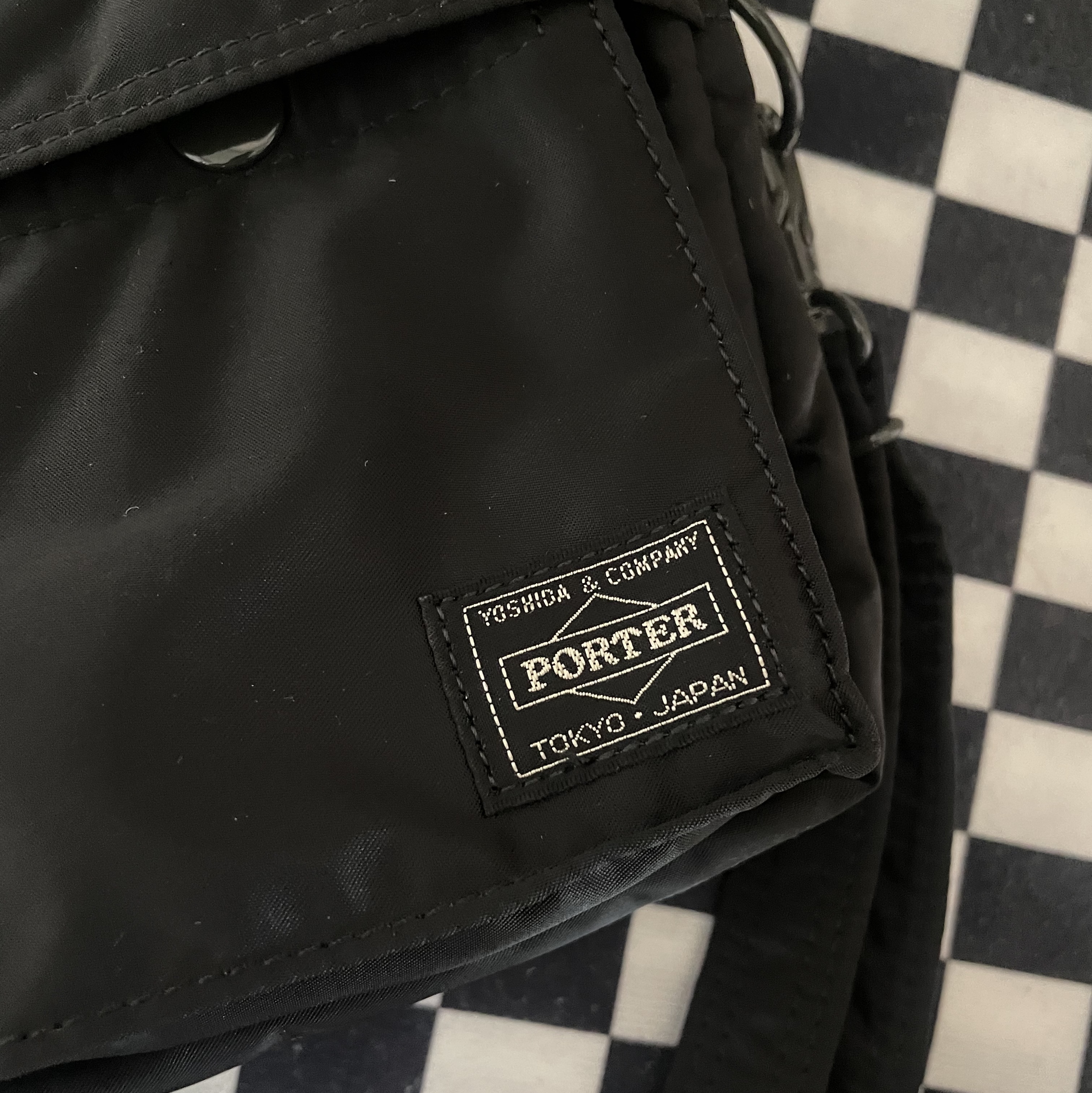 Porter Tanker Shoulder Bag Black 착용 스타일