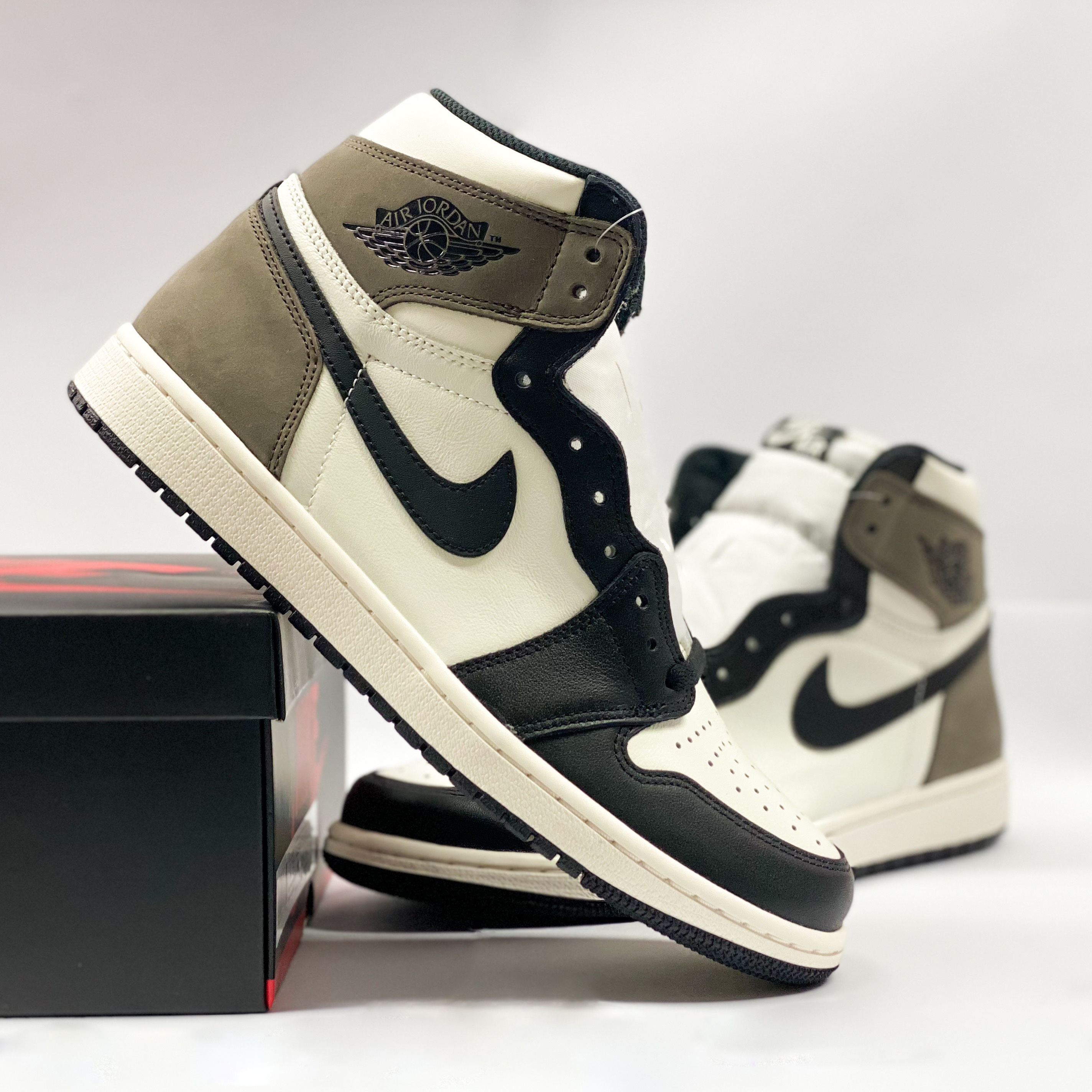 Jordan 1 Retro High OG Black Mocha 착용 스타일 - 5