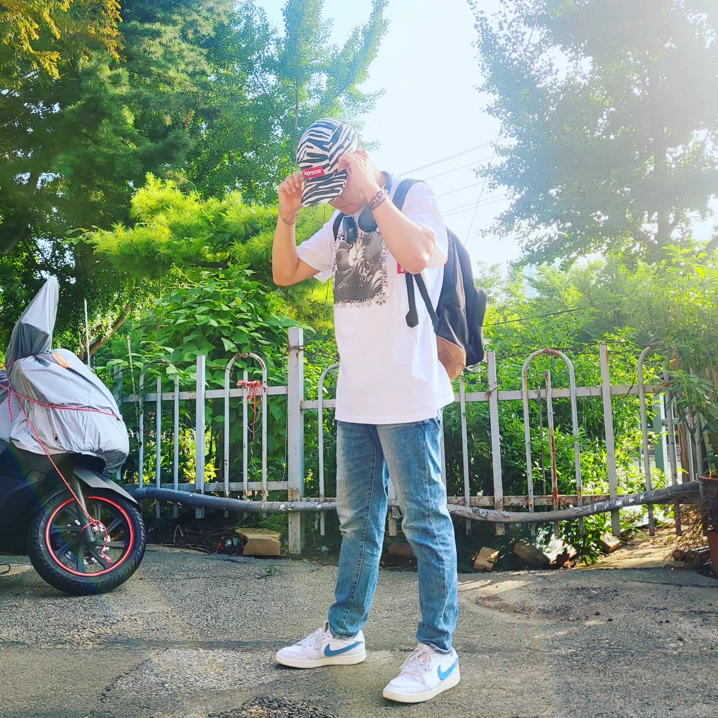 Supreme Washed Chino Twill Camp Cap Zebra - 22FW, Stussy x Gang Starr Take It Personal T-Shirt White 착용 스타일 - 1