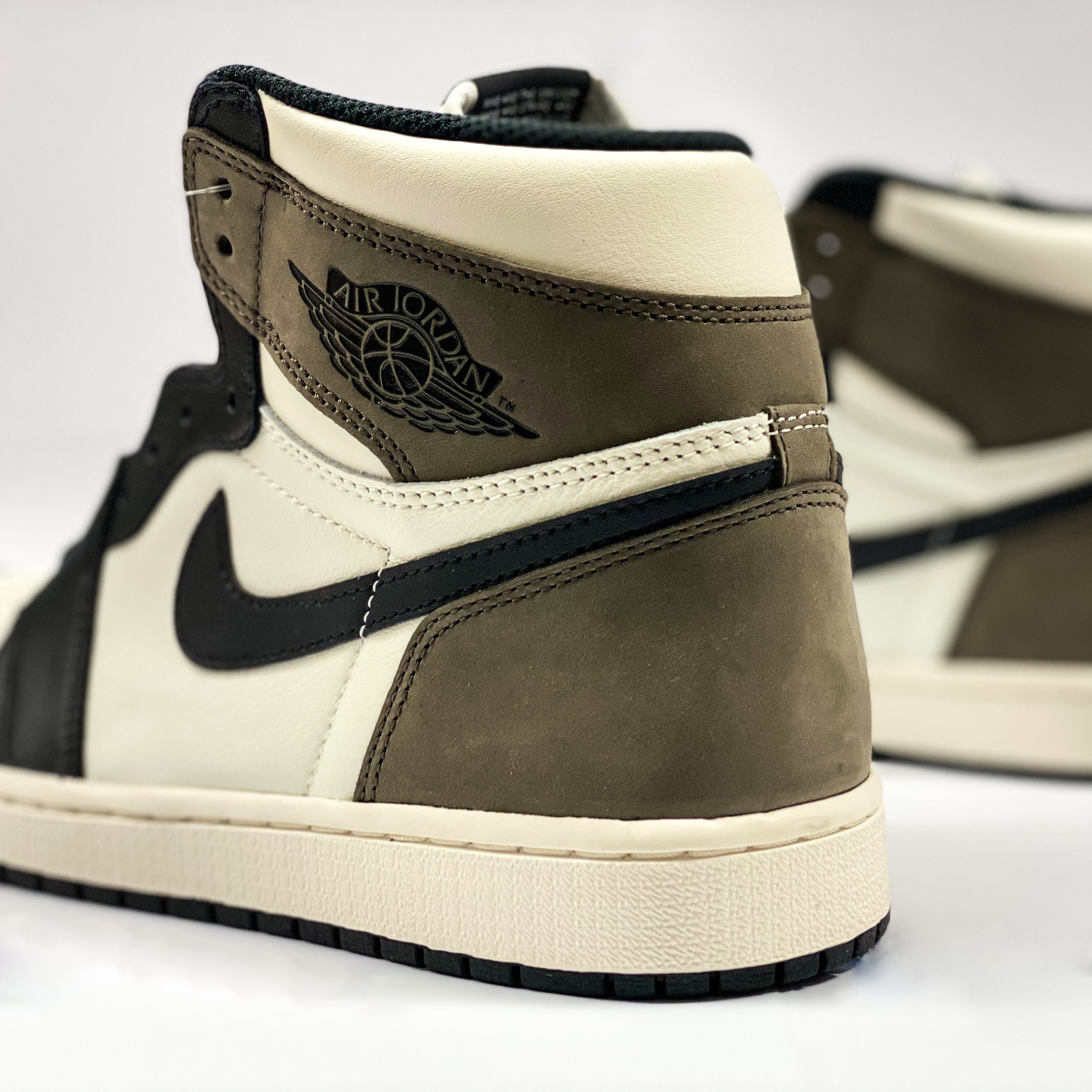Jordan 1 Retro High OG Black Mocha 착용 스타일 - 3