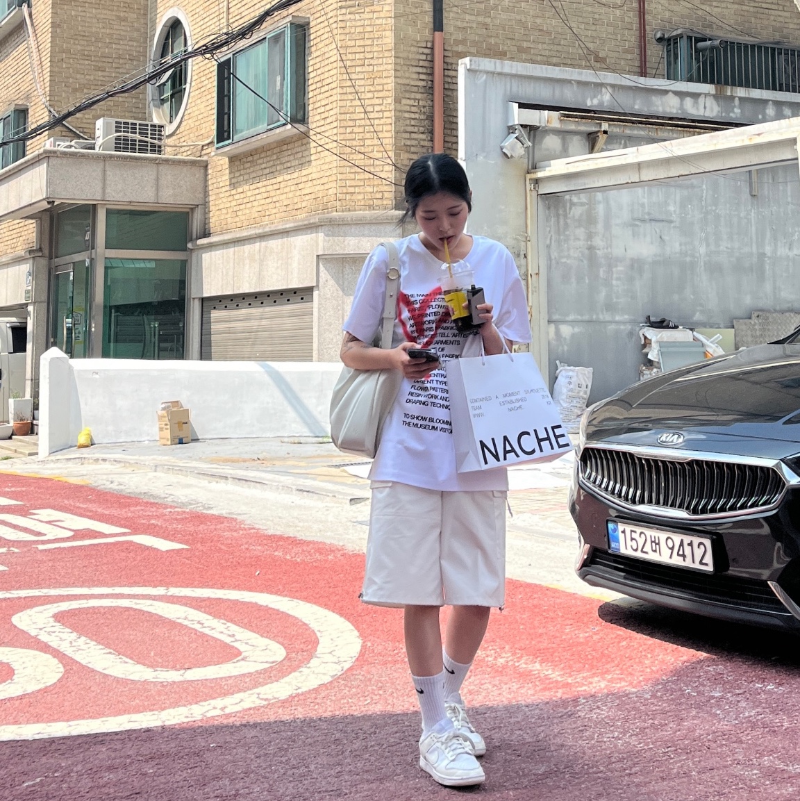 The Museum Visitor Heart Sprayed T-Shirts White, (W) Nike Dunk Low White and Sail 착용 스타일 - 4