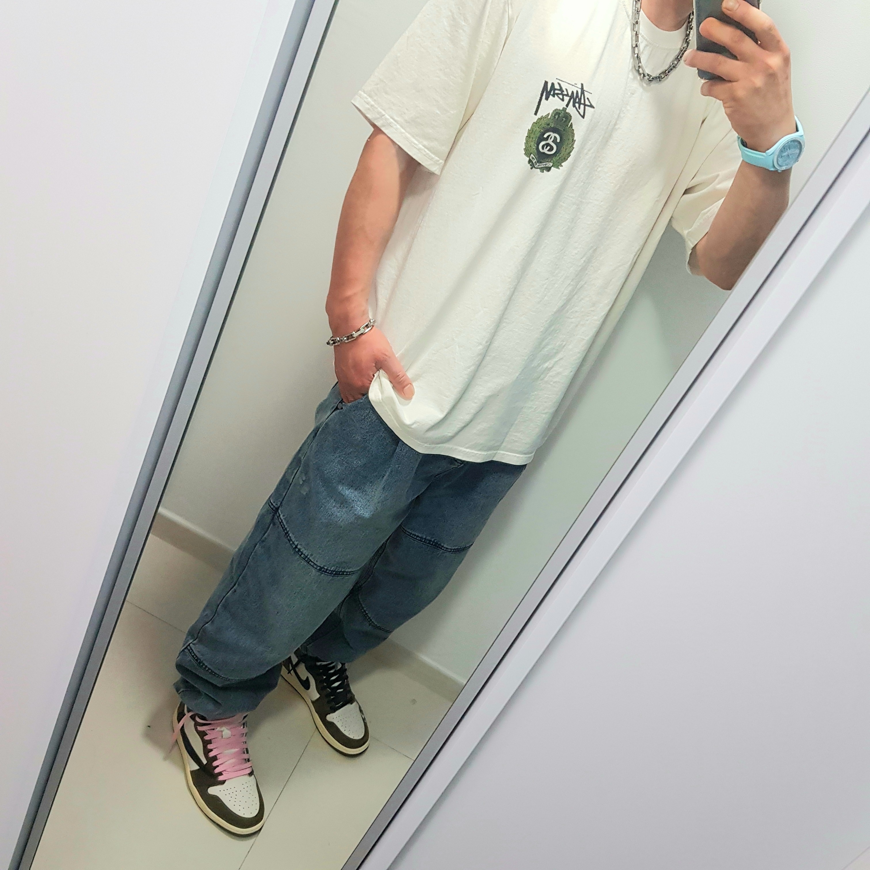 Jordan 1 x Travis Scott Retro High OG SP Mocha, Stussy Crown Wreath Pigment Dyed T-Shirt Natural 착용 스타일 - 2