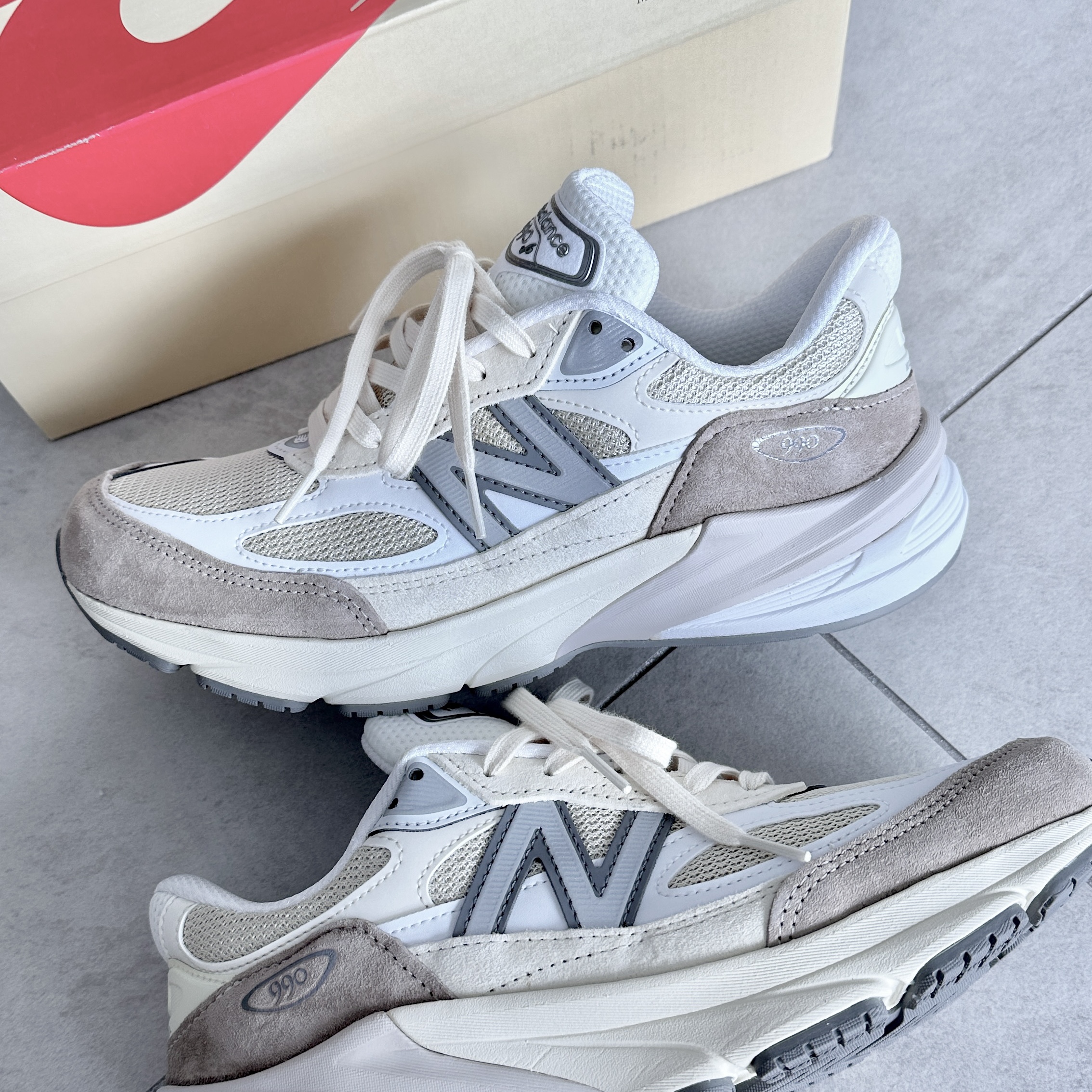 New Balance 990v6 Made in USA Cream Mindful Grey 착용 스타일