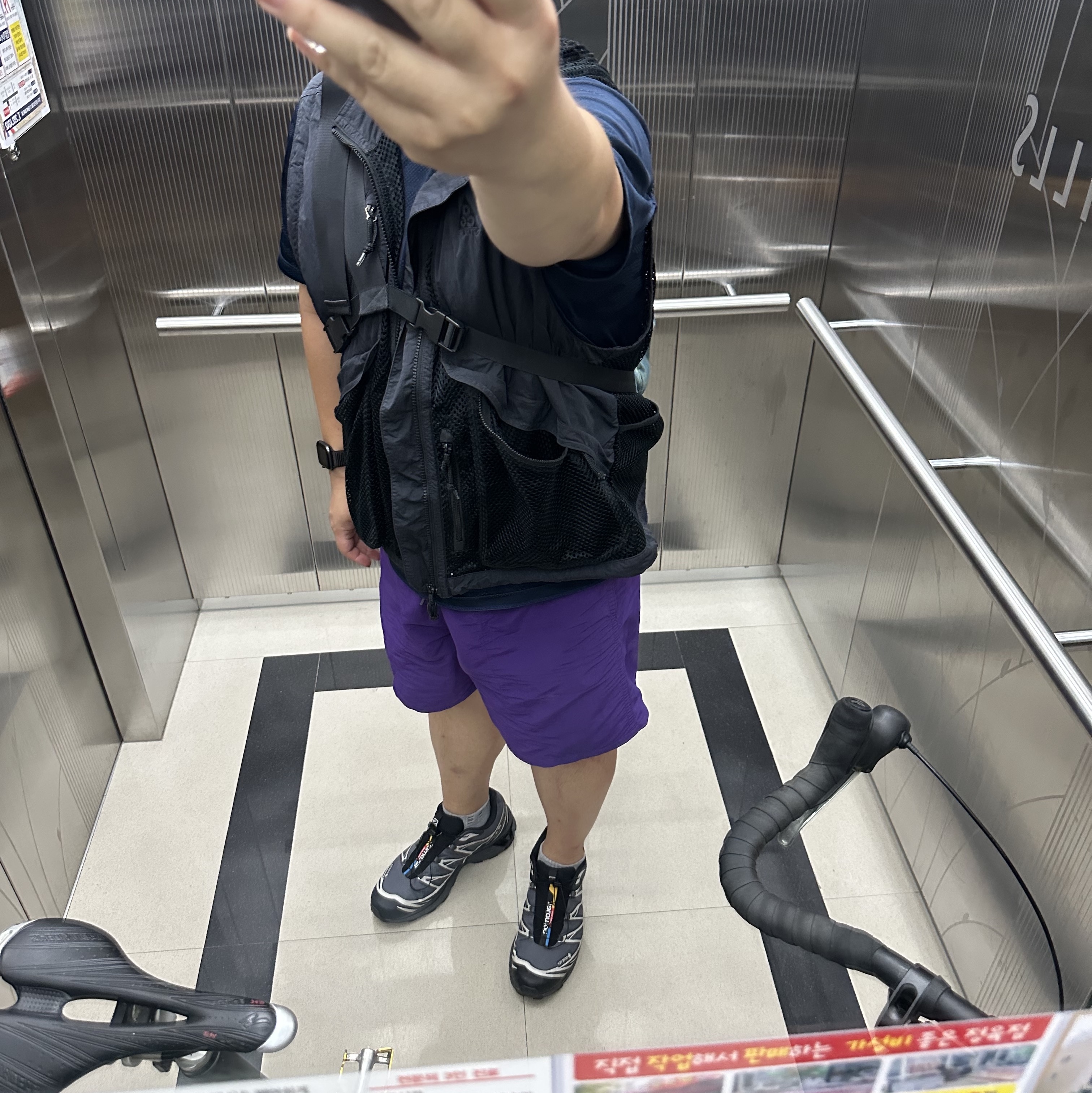 Nike ACG Utility Vest Anthracite Black - US/EU, Salomon XT-6 Gore-Tex Black Ebony 착용 스타일