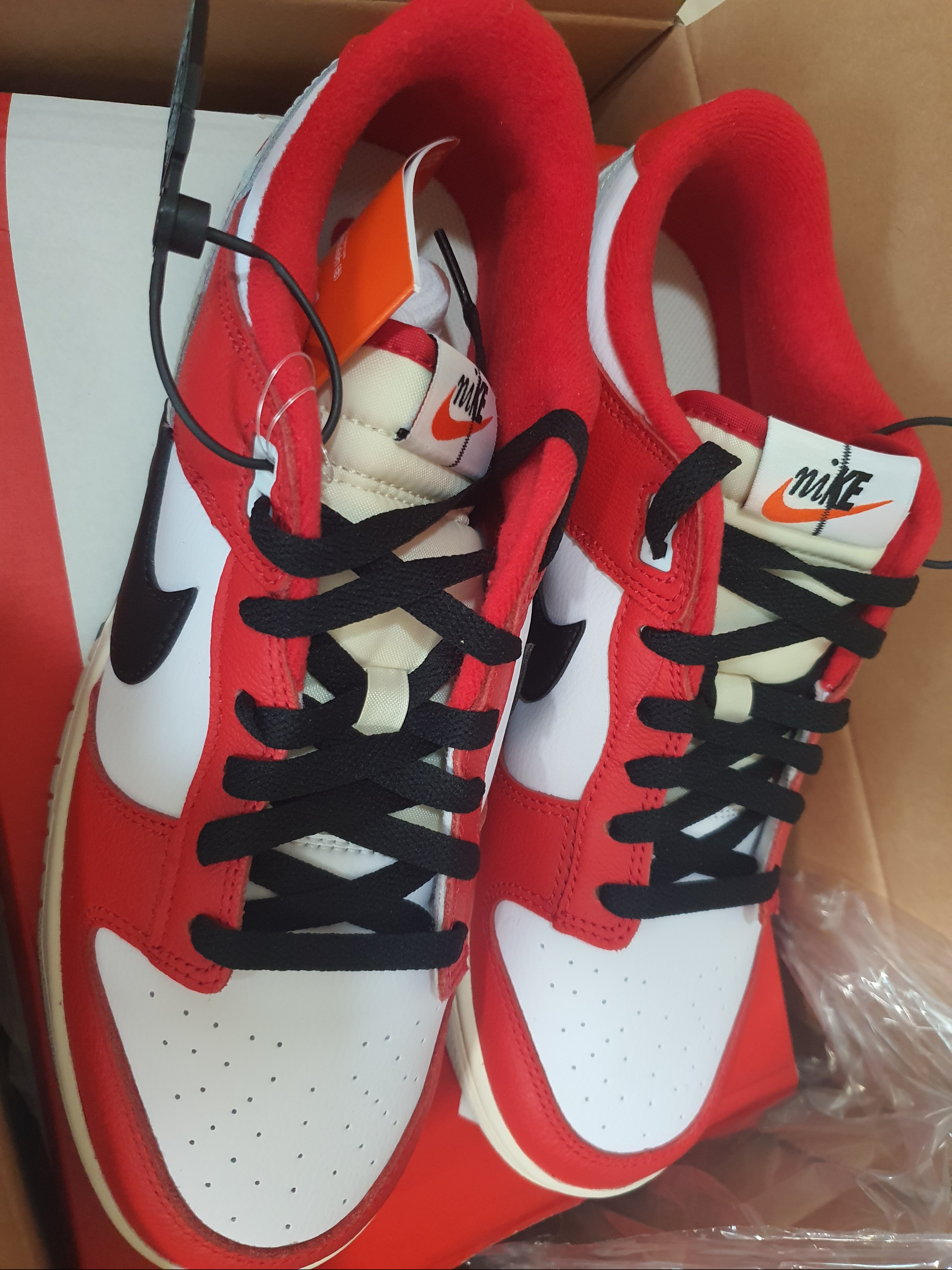 Nike Dunk Low Retro PRM University Red Black 착용 스타일