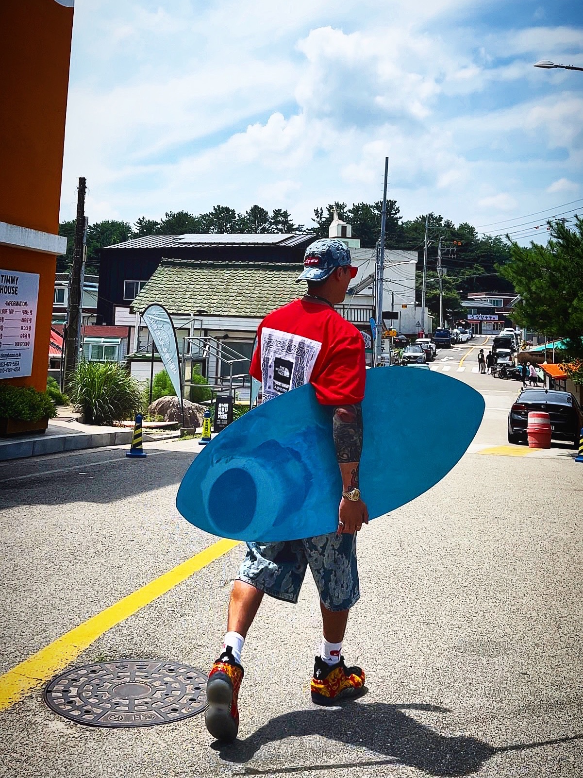 Supreme Flames Jacquard Denim Camp Cap Washed Indigo - 23SS, Supreme Flames Jacquard Baggy Denim Shorts Washed Indigo - 23SS 착용 스타일 - 1