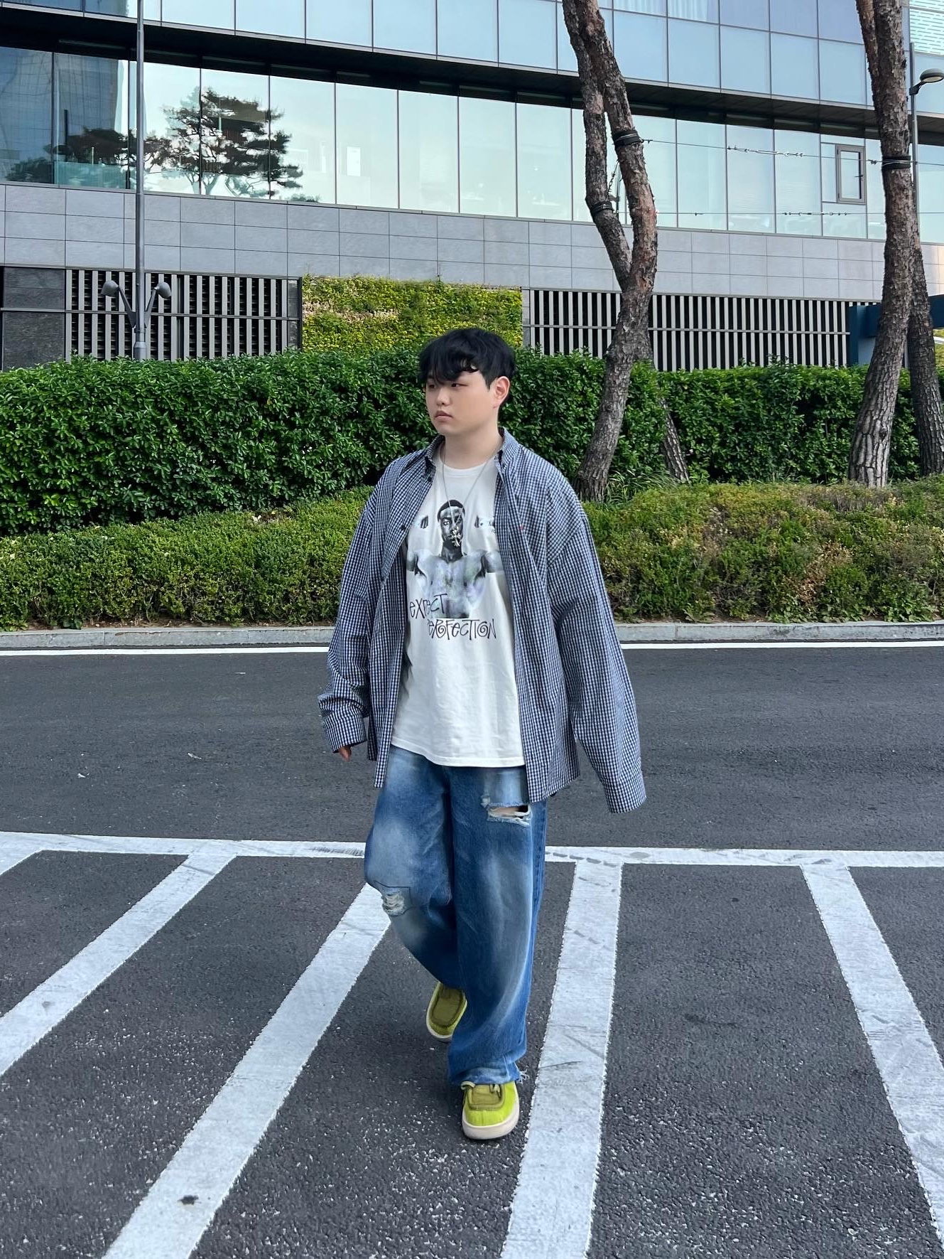 Balenciaga Micro Check Mix Poplin Sporty B Cosy Shirt Black White, Stussy x Martine Rose Stand Firm Pigment Dyed T-Shirt Natural 착용 스타일 - 2