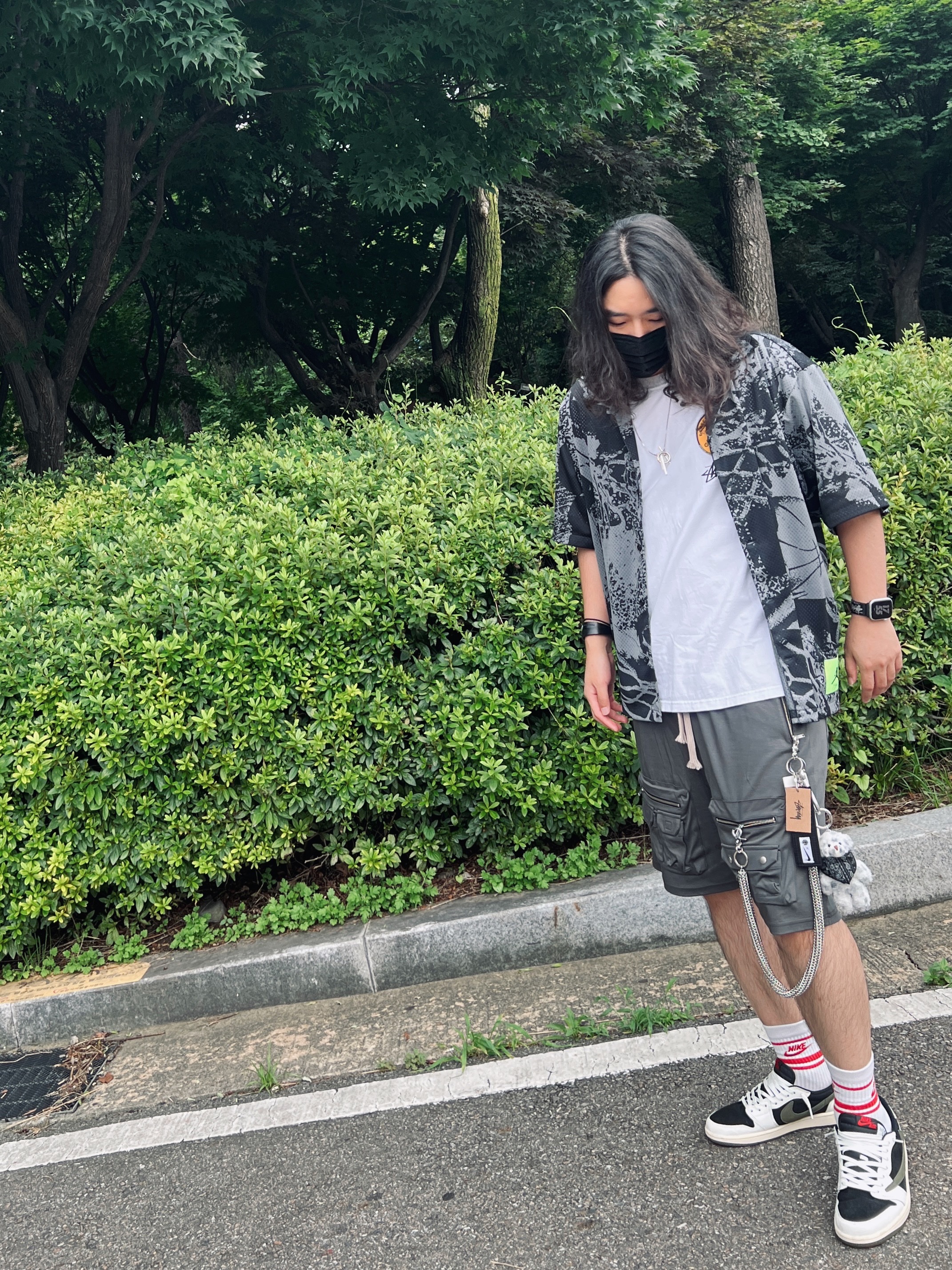 (W) Jordan 1 x Travis Scott Retro Low OG SP Medium Olive, Stussy x Martine Rose 40 WT T-Shirt 착용 스타일 - 3