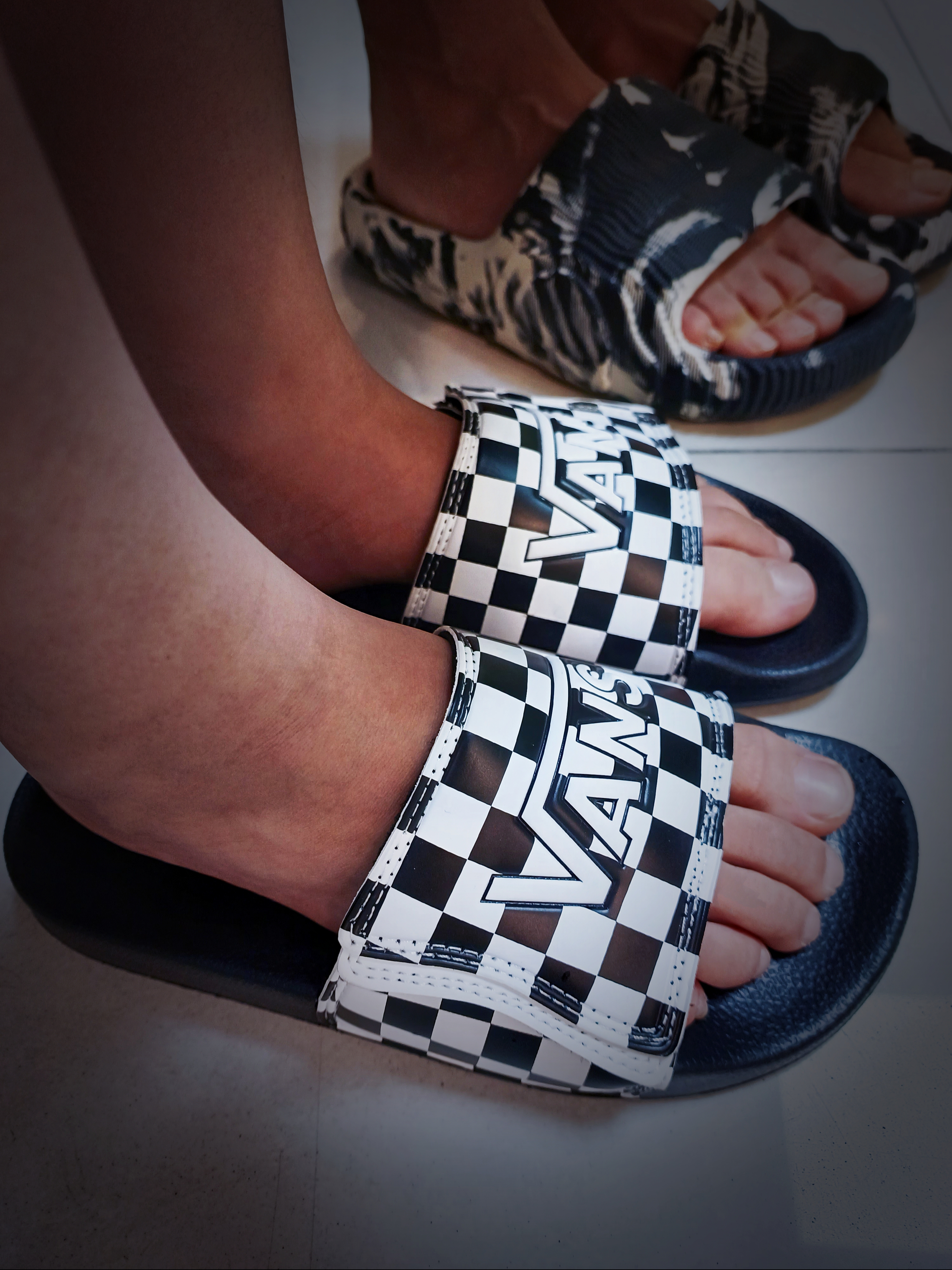 Adidas Adilette 22 Carbon Aluminium 착용 스타일
