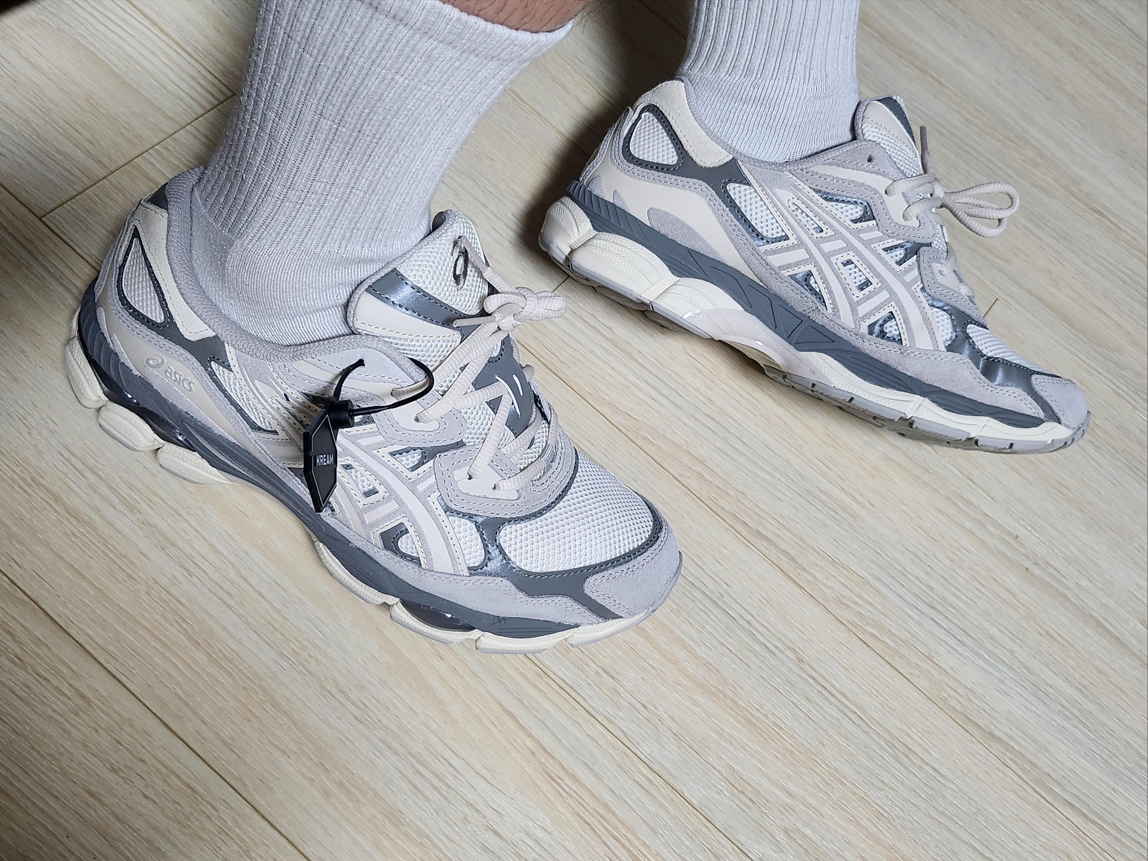 Asics Gel-NYC Cream Oyster Grey 착용 스타일