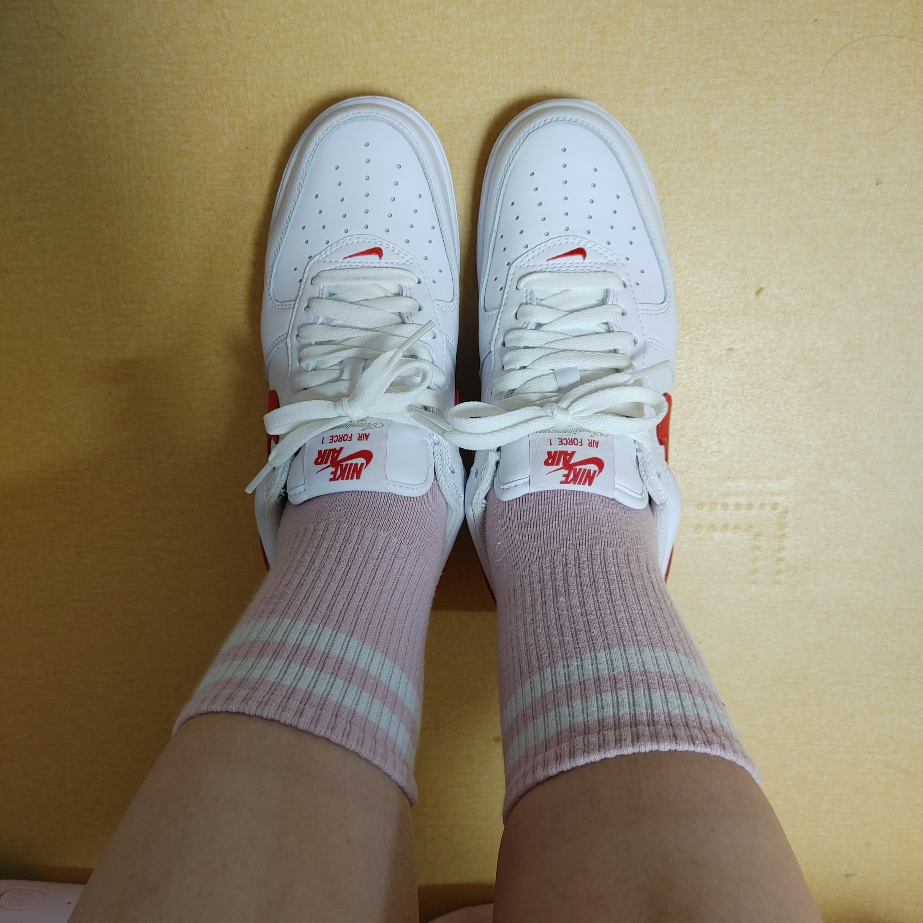Nike Air Force 1 Low Retro Color of the Month University Red 착용 스타일 - 2