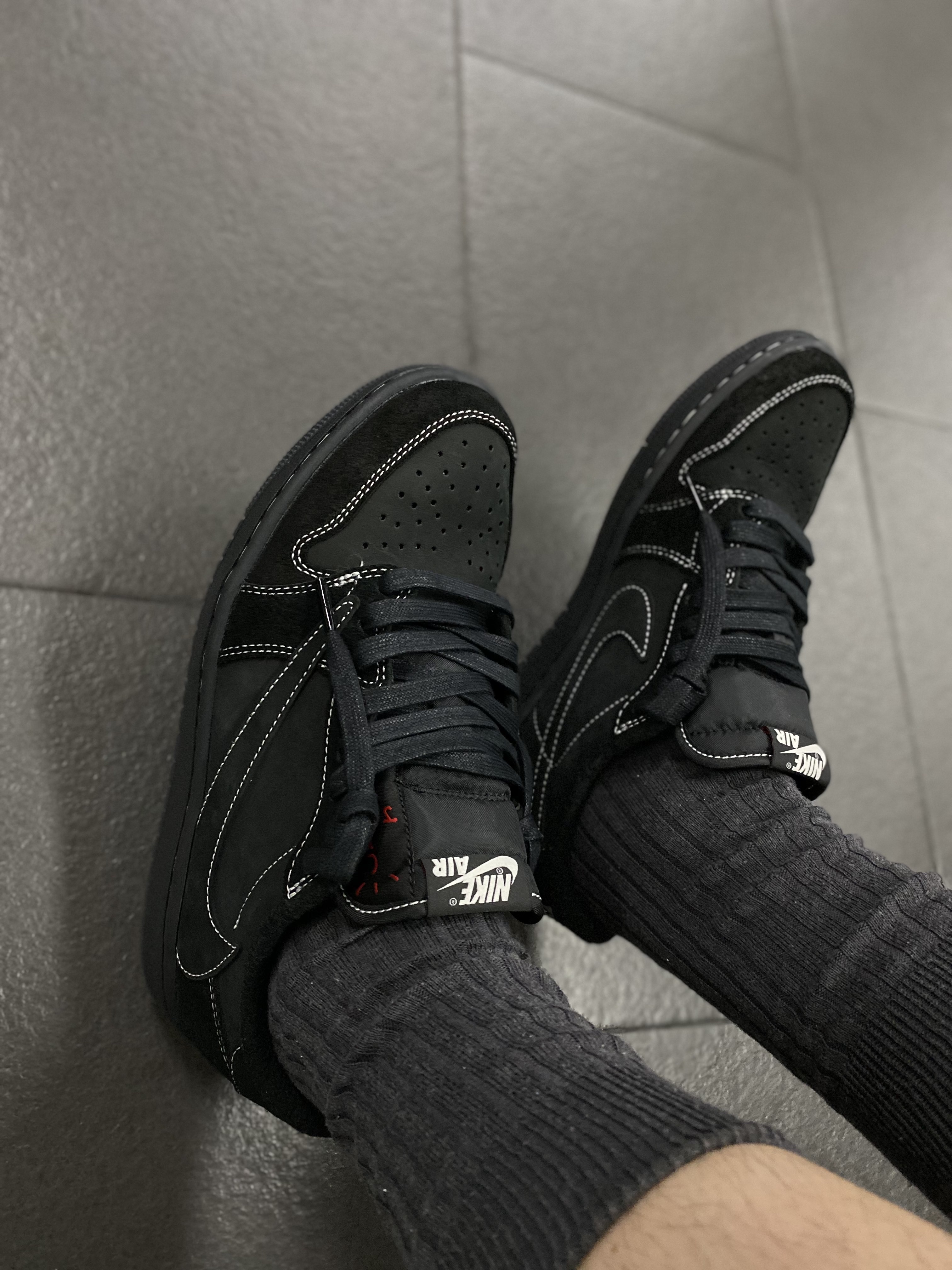 Jordan 1 x Travis Scott Retro Low OG SP Black Phantom 착용 스타일 - 2