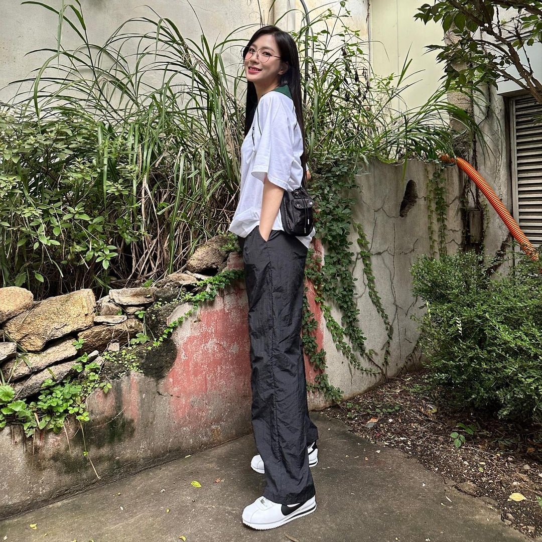 (W) Nike Classic Cortez Leather White Black 착용 스타일