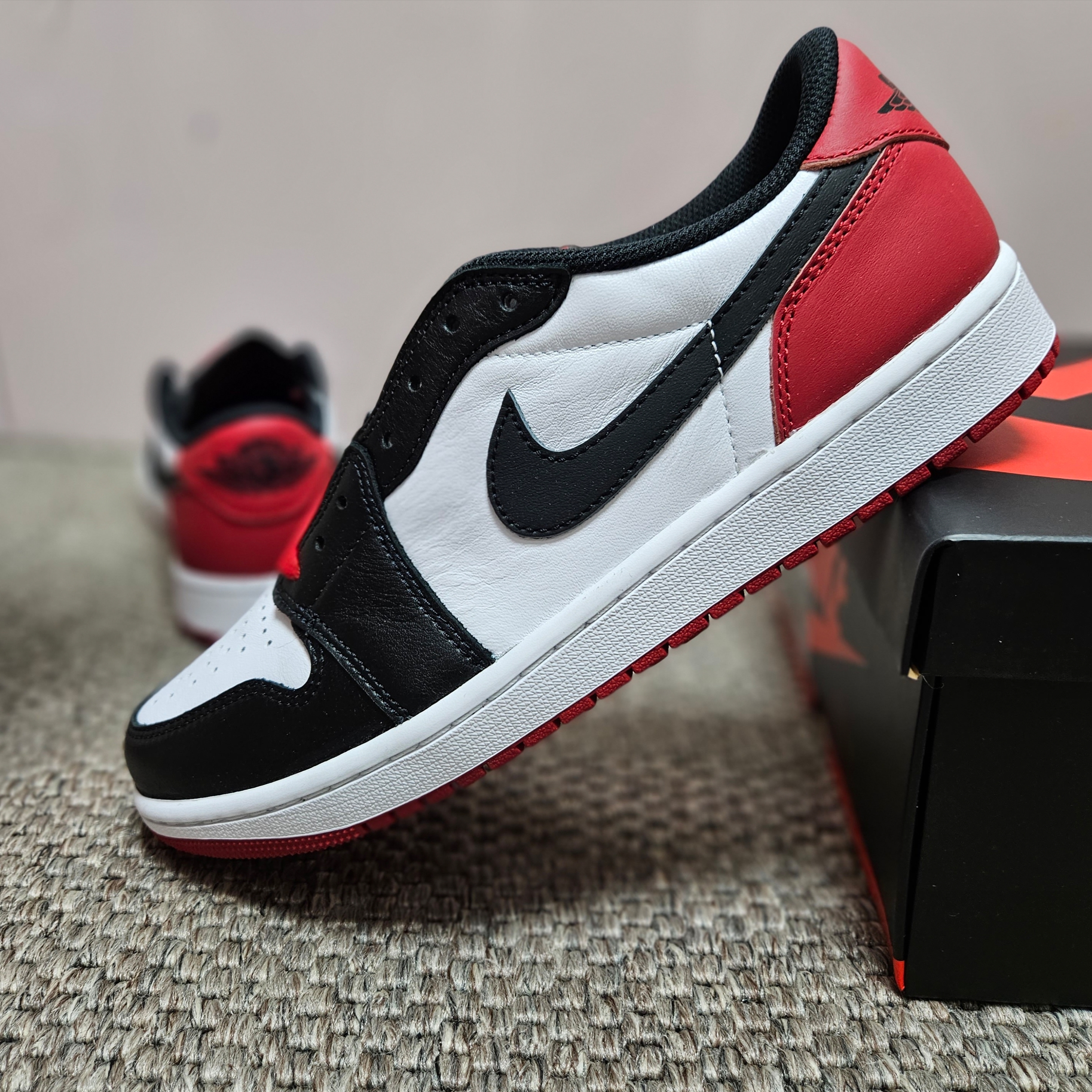 Jordan 1 Retro Low OG Black Toe 착용 스타일 - 1
