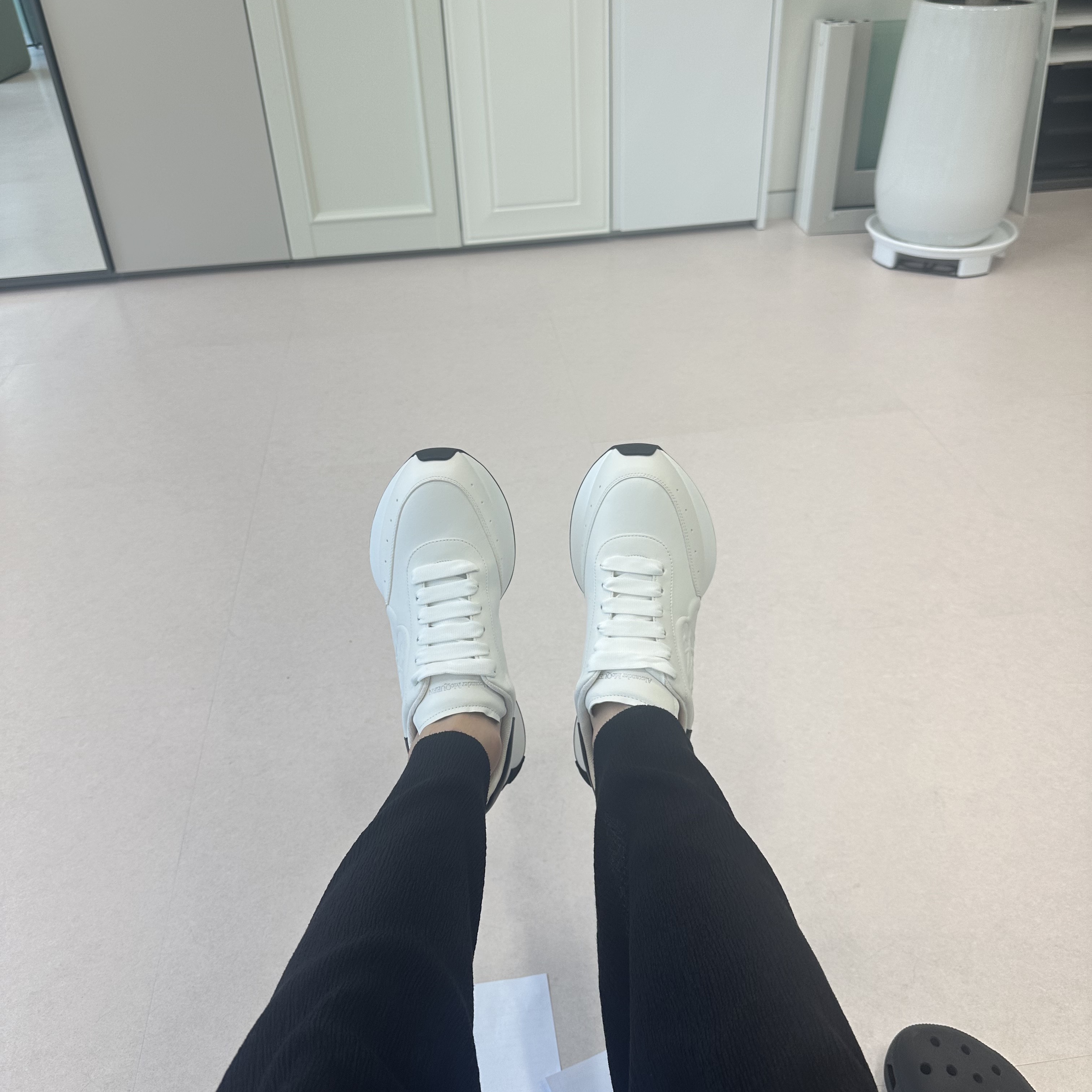 Alexander McQueen Sprint Runner White Black 착용 스타일