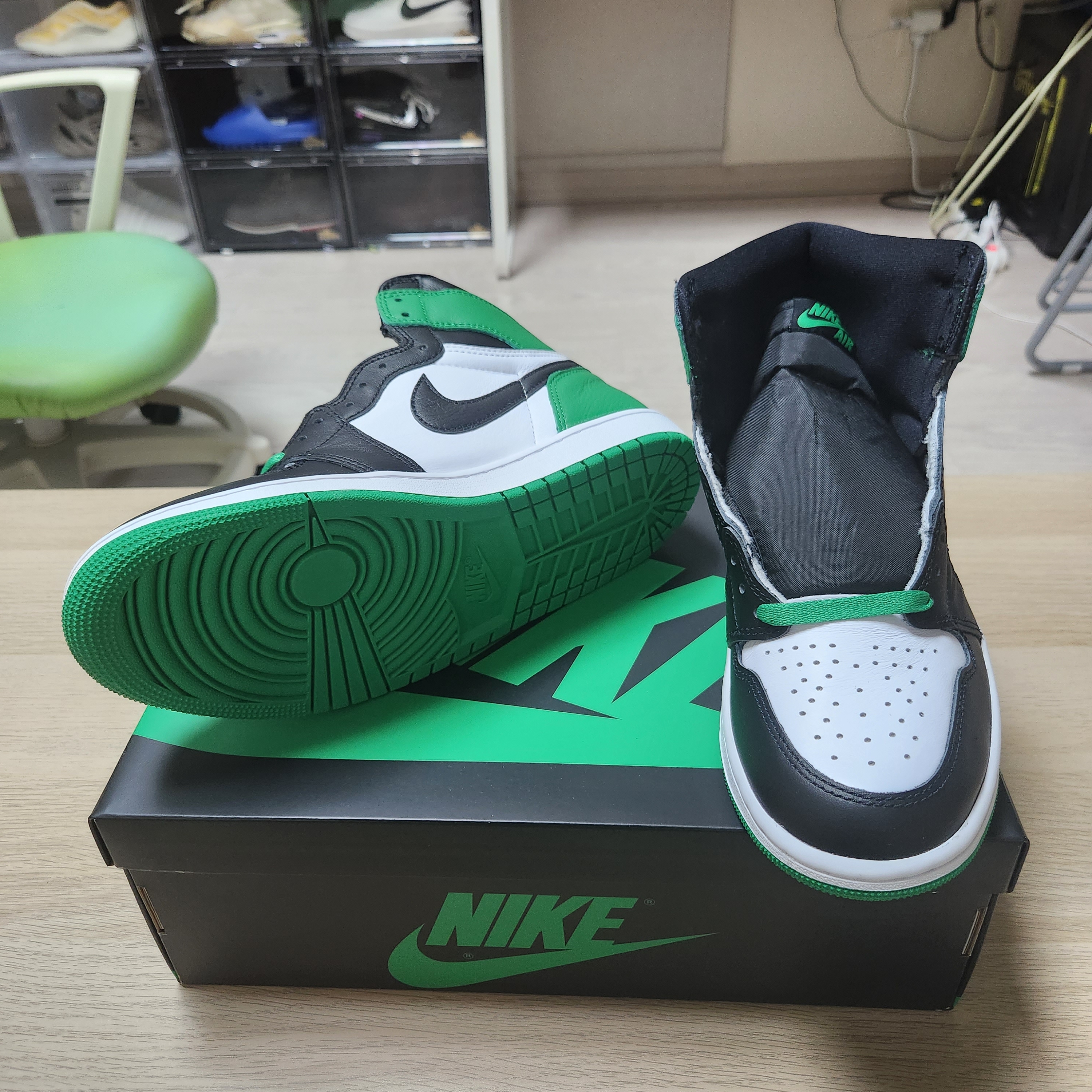 Jordan 1 Retro High OG Black and Lucky Green 착용 스타일 - 5