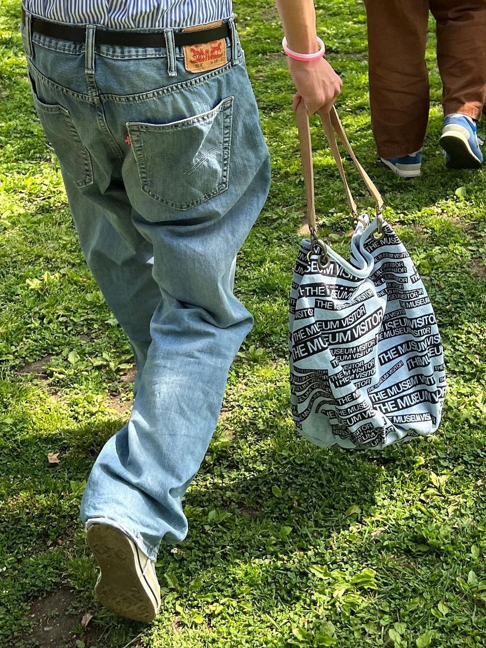 The Museum Visitor Logo Printed Leather Strap Totebag Light Blue, The Museum Visitor Logo Printed Totebag Washed Blue 착용 스타일 - 1