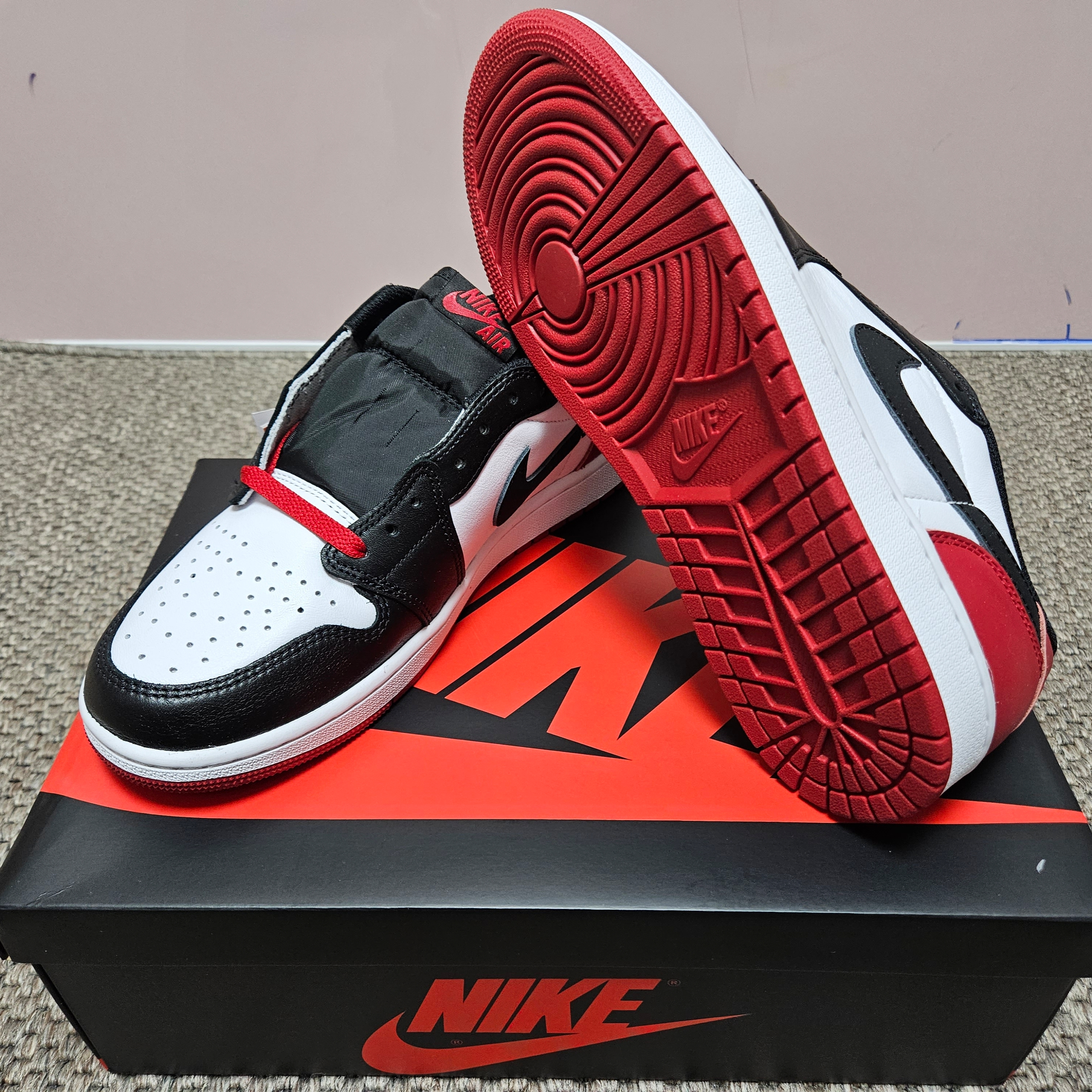 Jordan 1 Retro Low OG Black Toe 착용 스타일 - 4