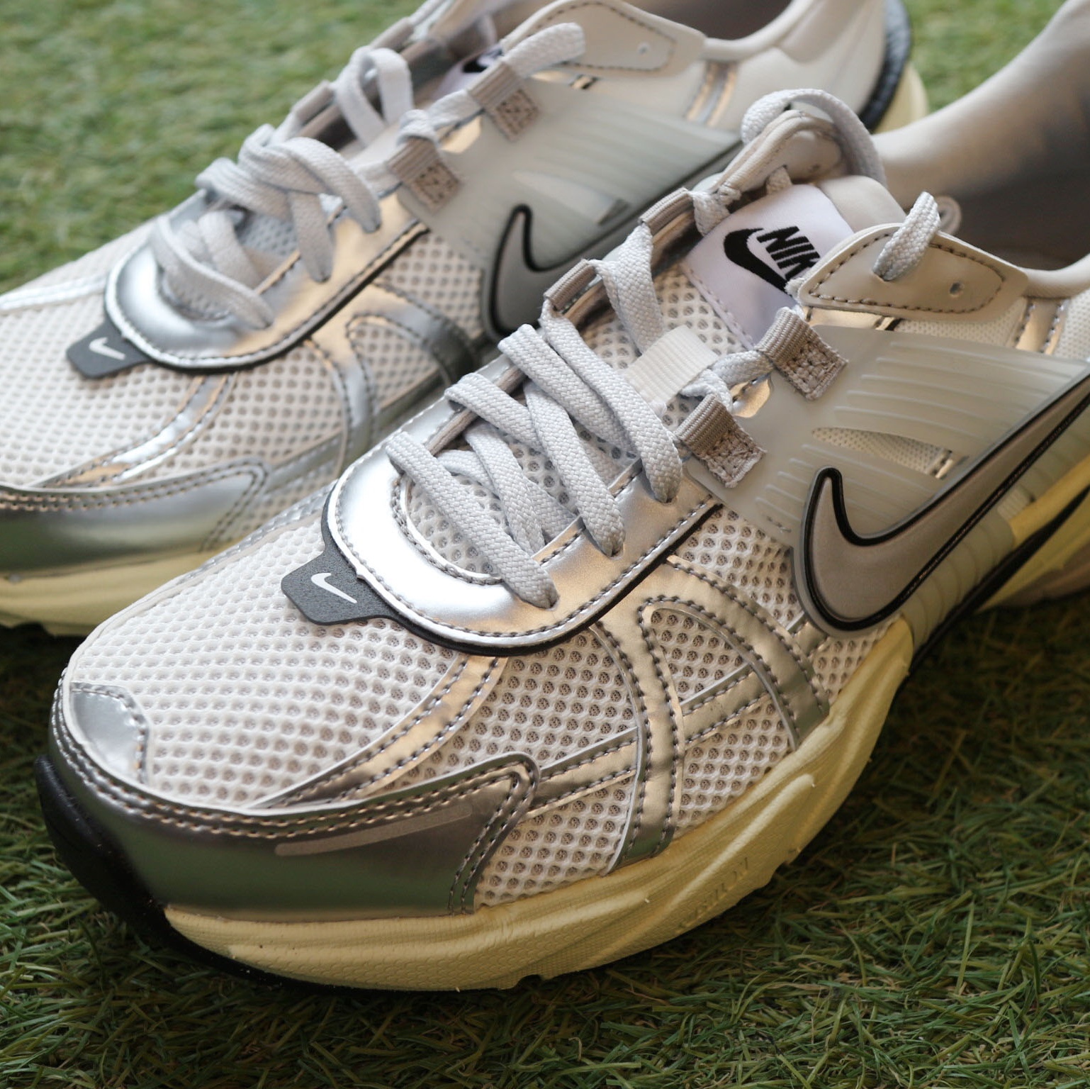 Nike V2K Run Summit White Metallic Silver 착용 스타일 - 4