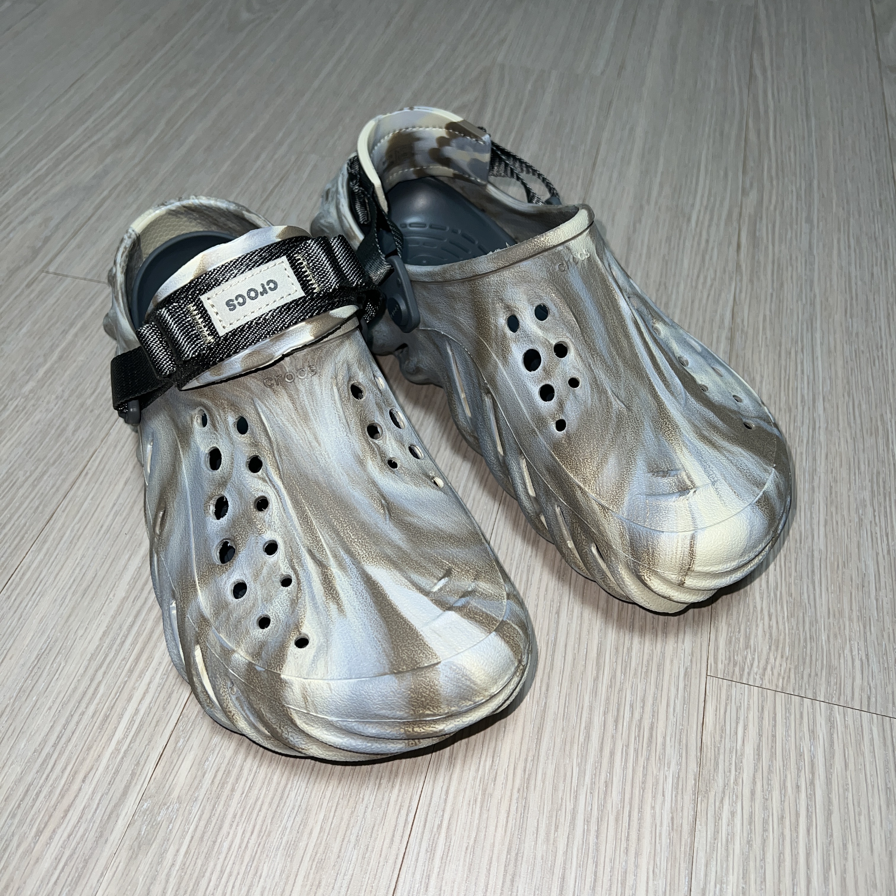 Crocs Echo Marbled Clog Bone Multi 착용 스타일 - 2