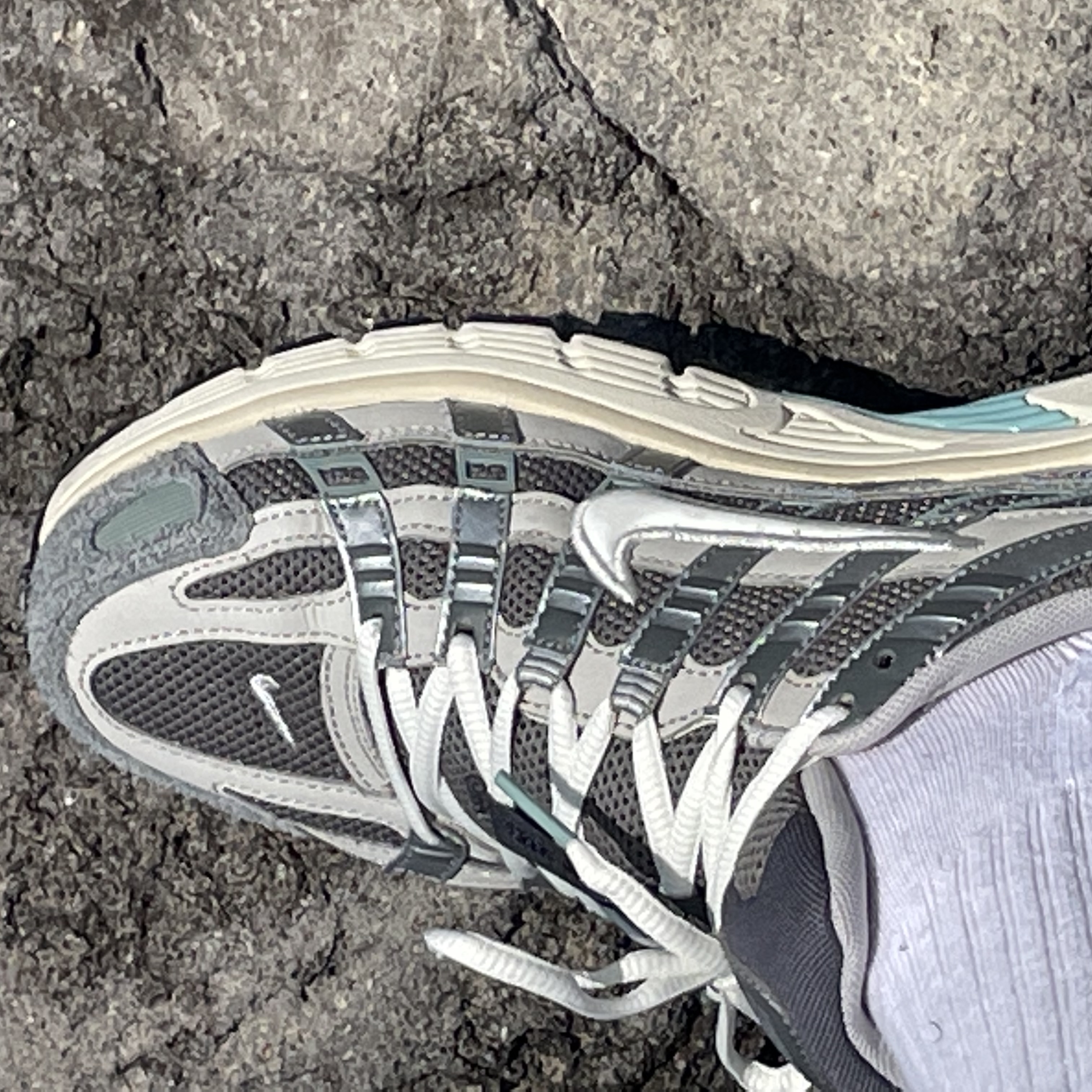 Nike P-6000 Flat Pewter Light Iron Ore 착용 스타일 - 1
