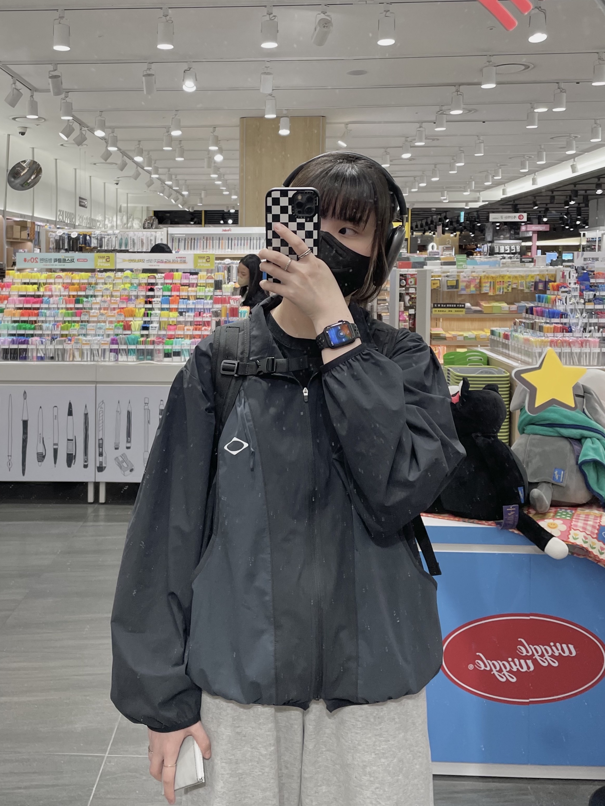 Apple AirPods Max Lightning Space Gray (Korean Ver.), Mischief Rhombus Backpack Black 착용 스타일