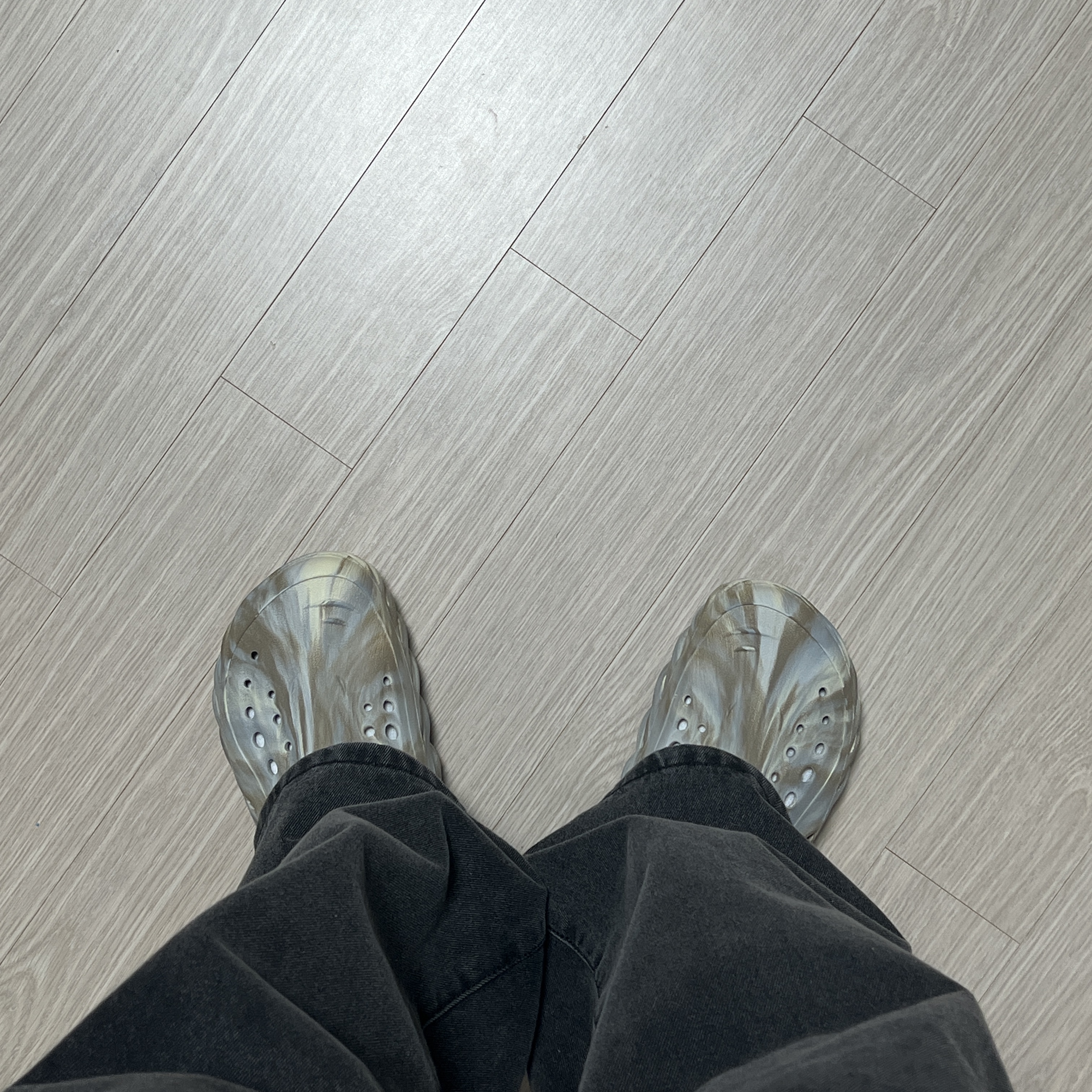 Crocs Echo Marbled Clog Bone Multi 착용 스타일 - 1