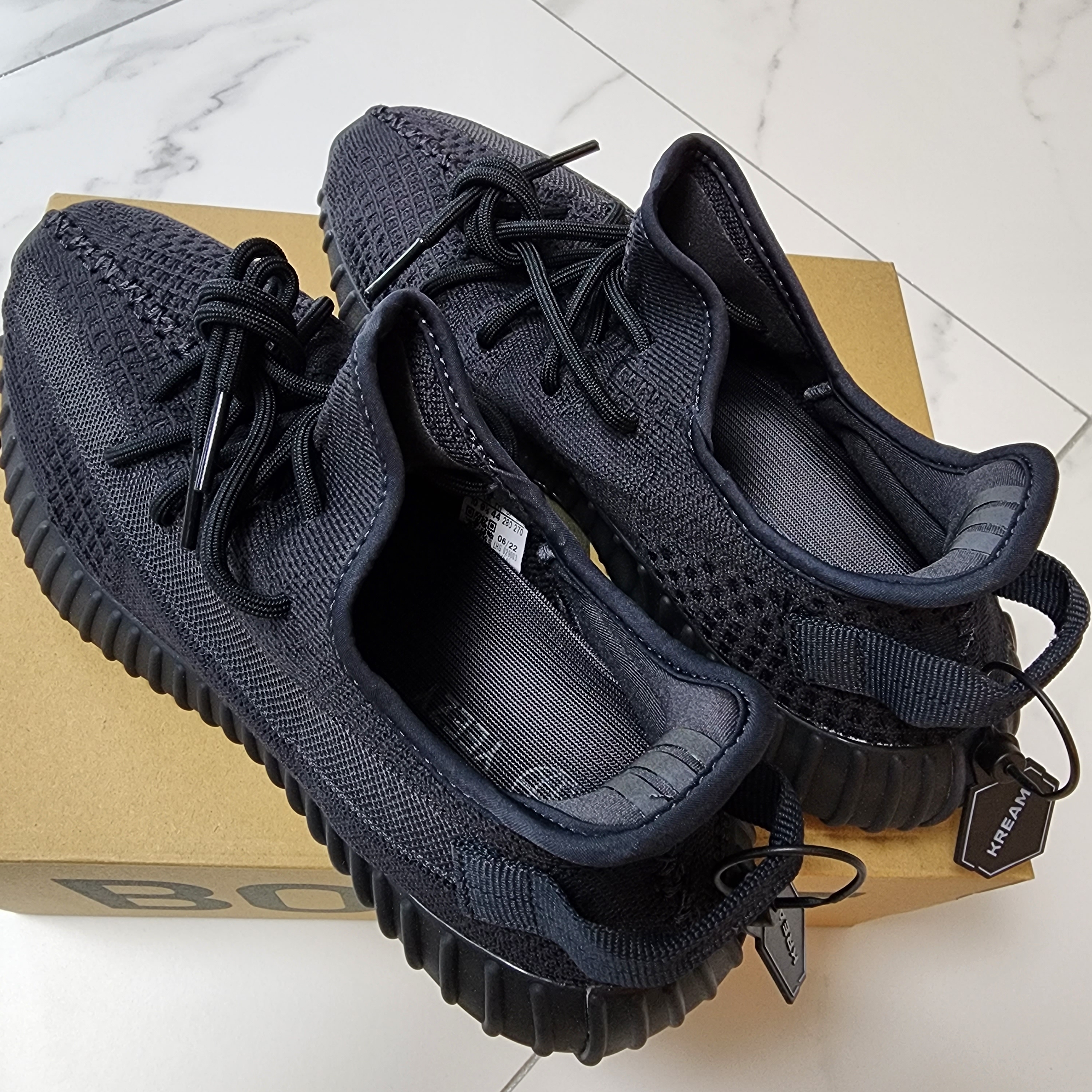 Adidas Yeezy Boost 350 V2 Onyx 착용 스타일 - 3