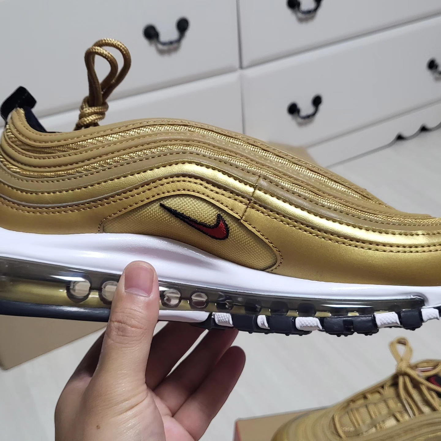 Nike Air Max 97 OG Metallic Gold 2023 착용 스타일 - 1