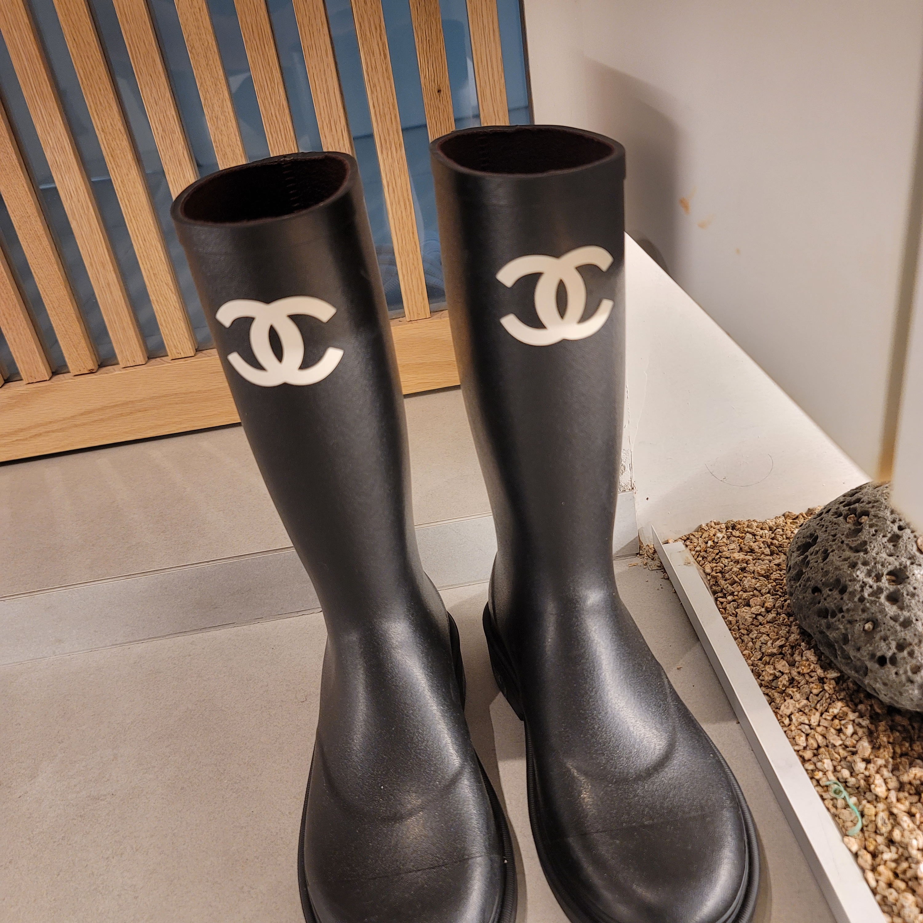 (W) Chanel Boots Caoutchouc & Black 착용 스타일
