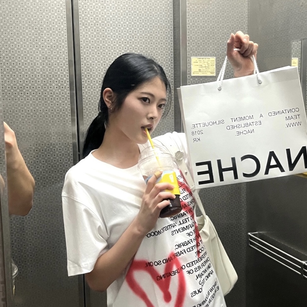 The Museum Visitor Heart Sprayed T-Shirts White, (W) Nike Dunk Low White and Sail 착용 스타일 - 3