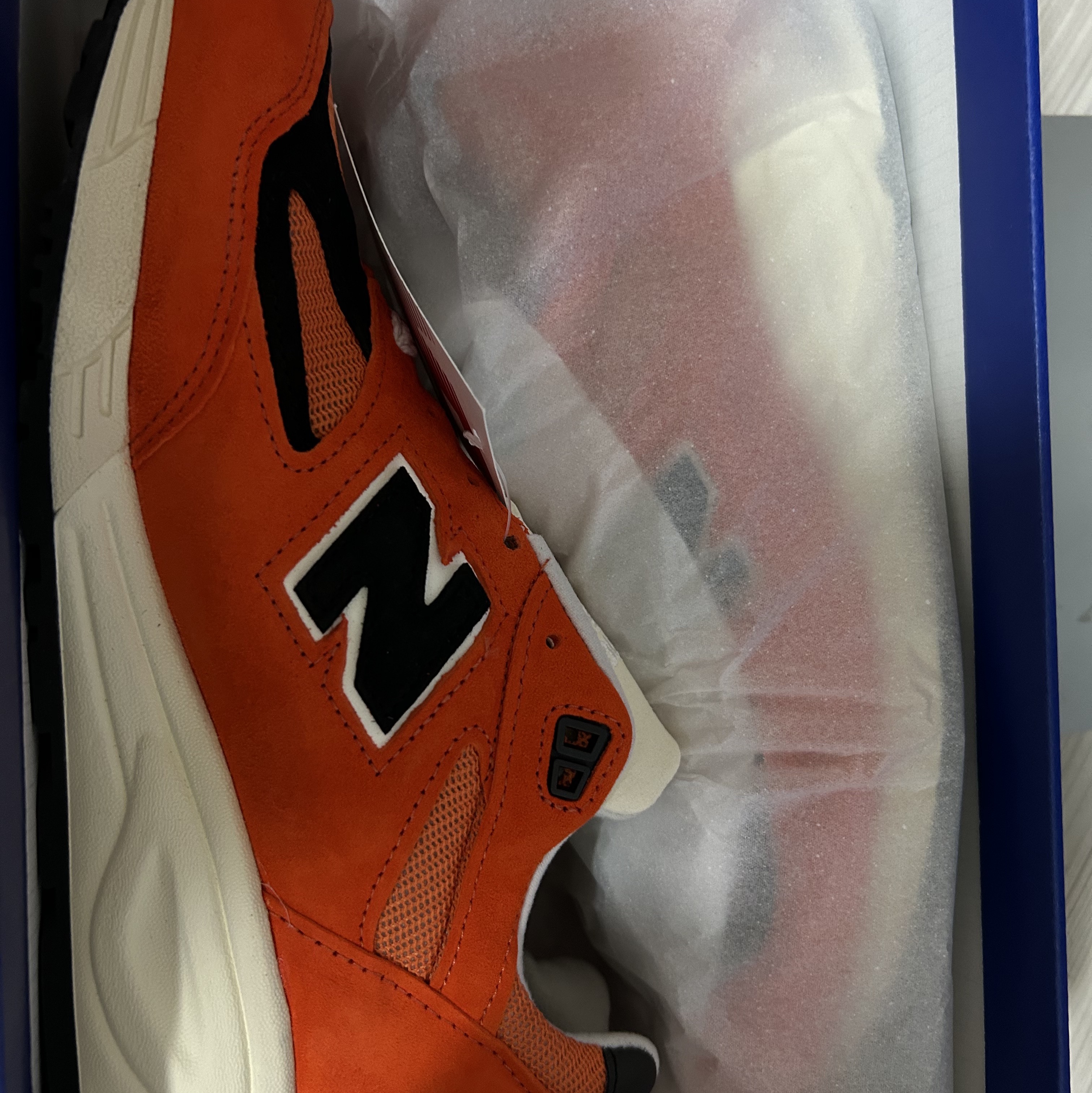 New Balance 990v2 Made in USA Marigold Black 착용 스타일 - 2
