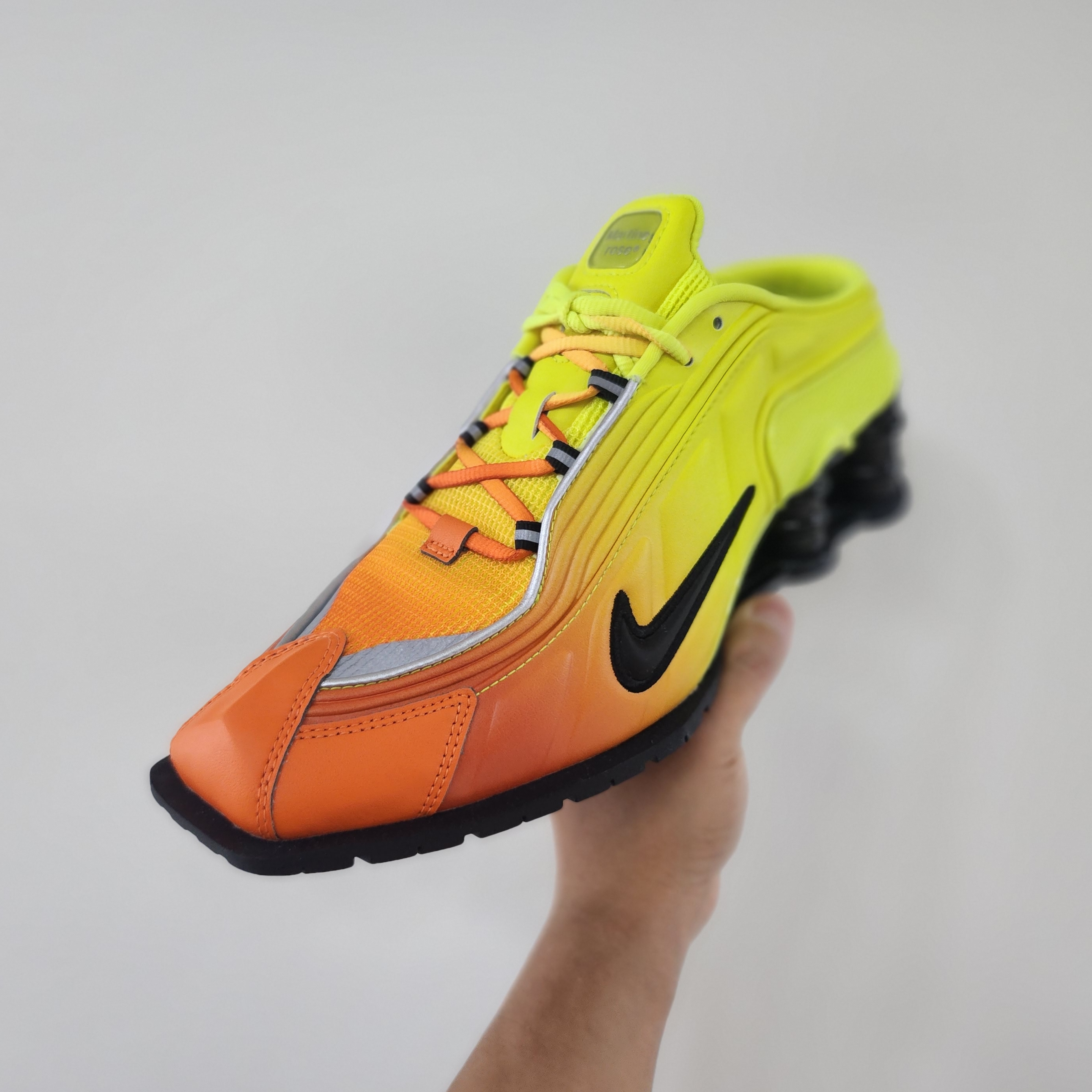 Nike x Martine Rose Shox MR4 Safety Orange 착용 스타일 - 1