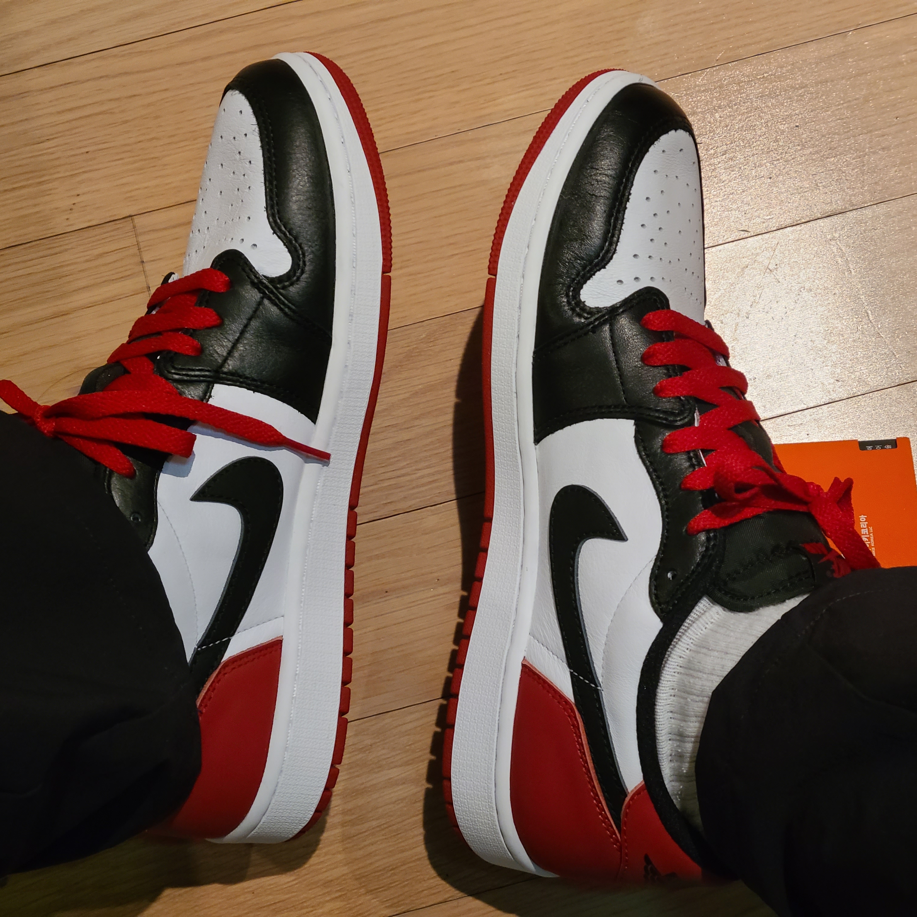Jordan 1 Retro Low OG Black Toe 착용 스타일 - 3