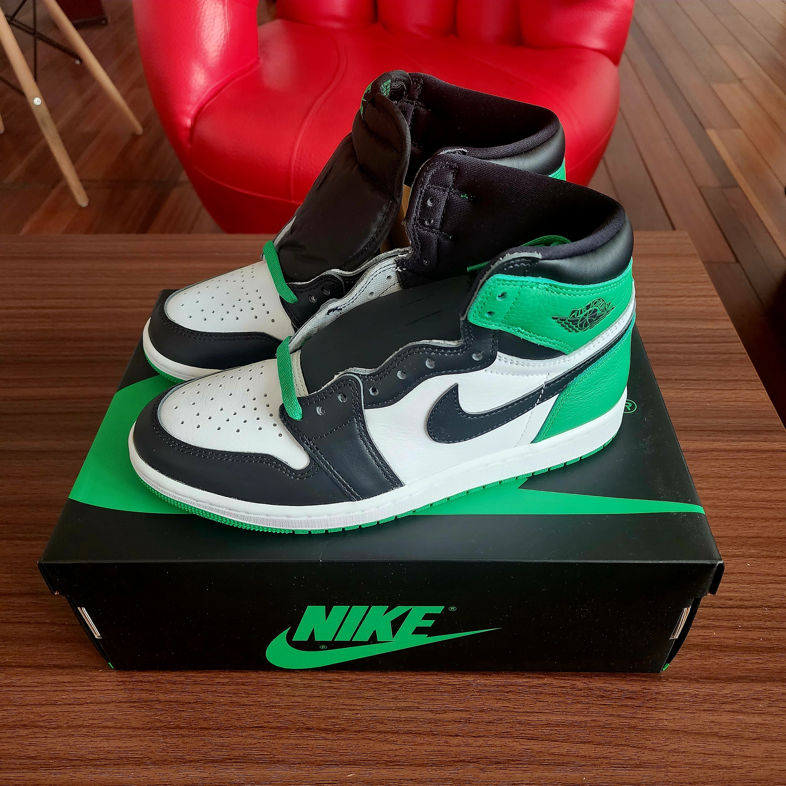 Jordan 1 Retro High OG Black and Lucky Green 착용 스타일