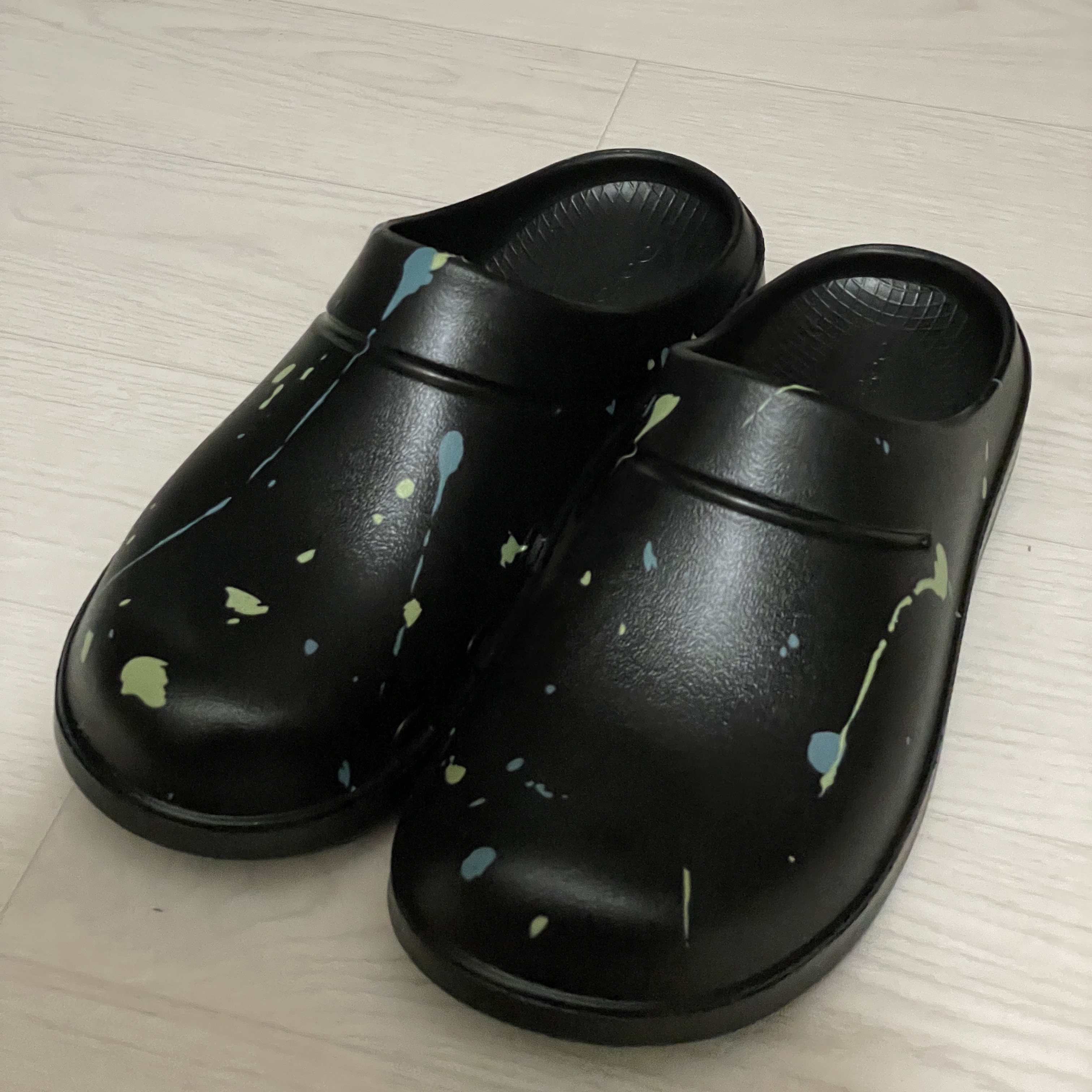 Oofos x Thisisneverthat Clog Black 착용 스타일 - 1